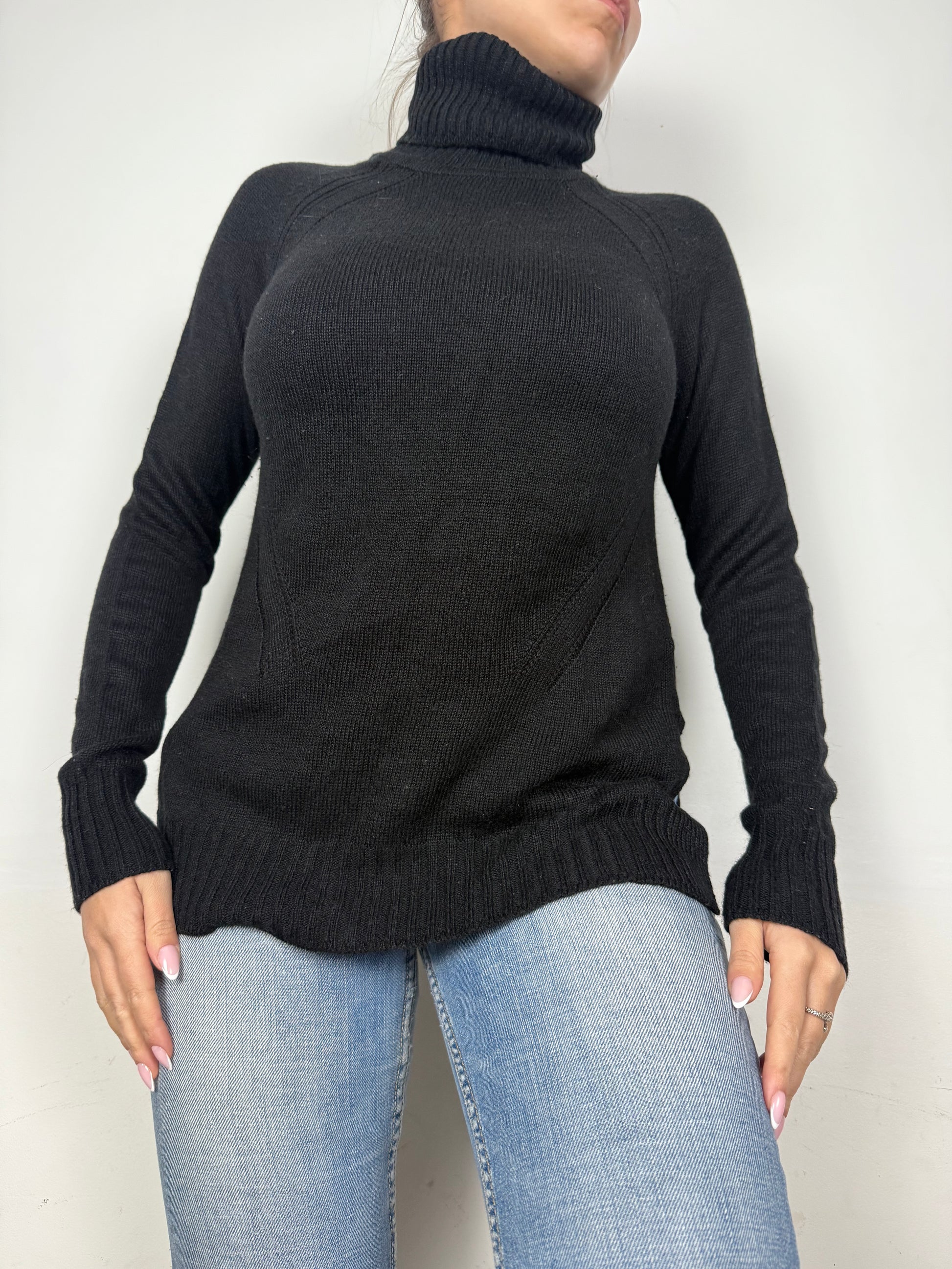 Black turtleneck jumper (S/M)