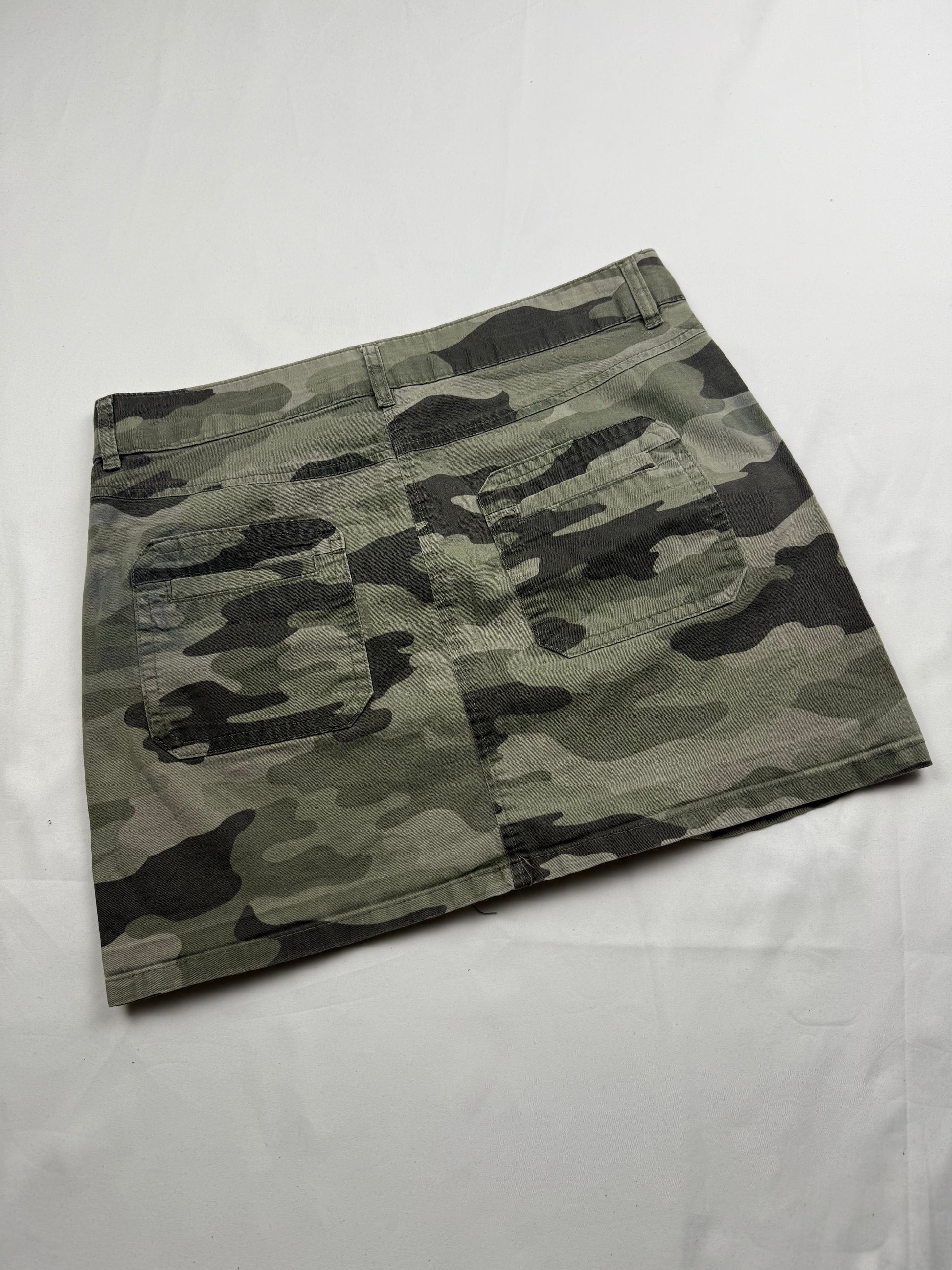 Khaki camo low rise denim mini skirt (S)
