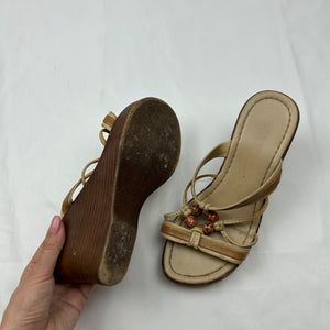 Beige pearls wedge heels mules (37)