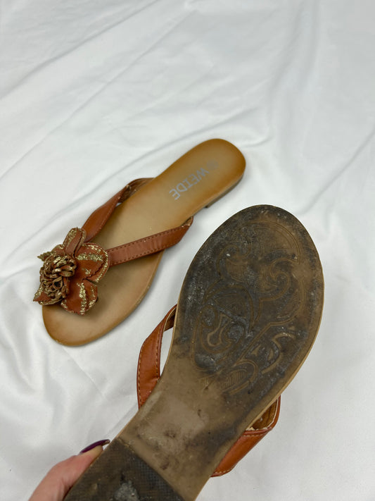 Brown flower appliquée flip flops (37)
