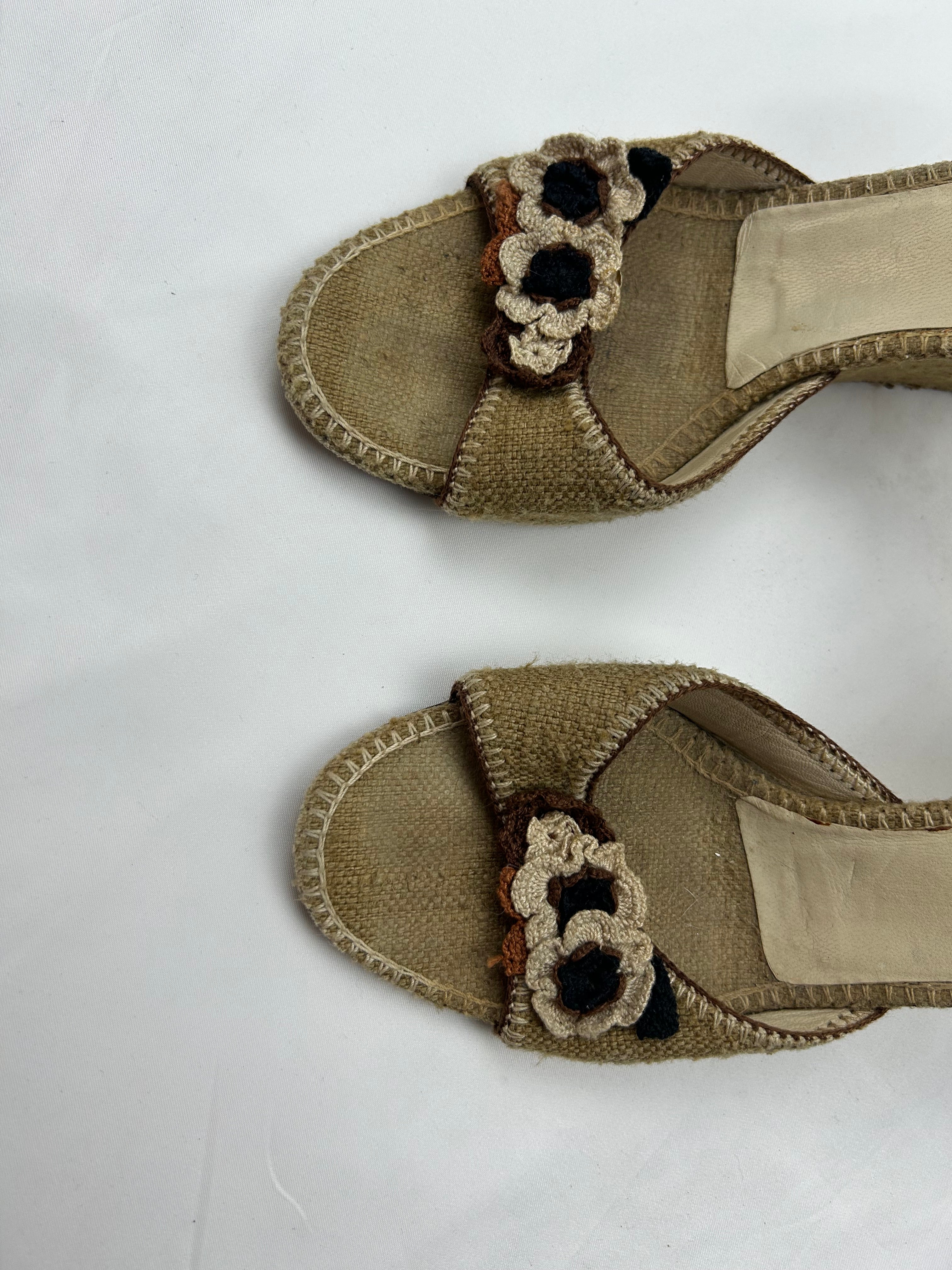 Beige embroidered floral wedge heels (36)
