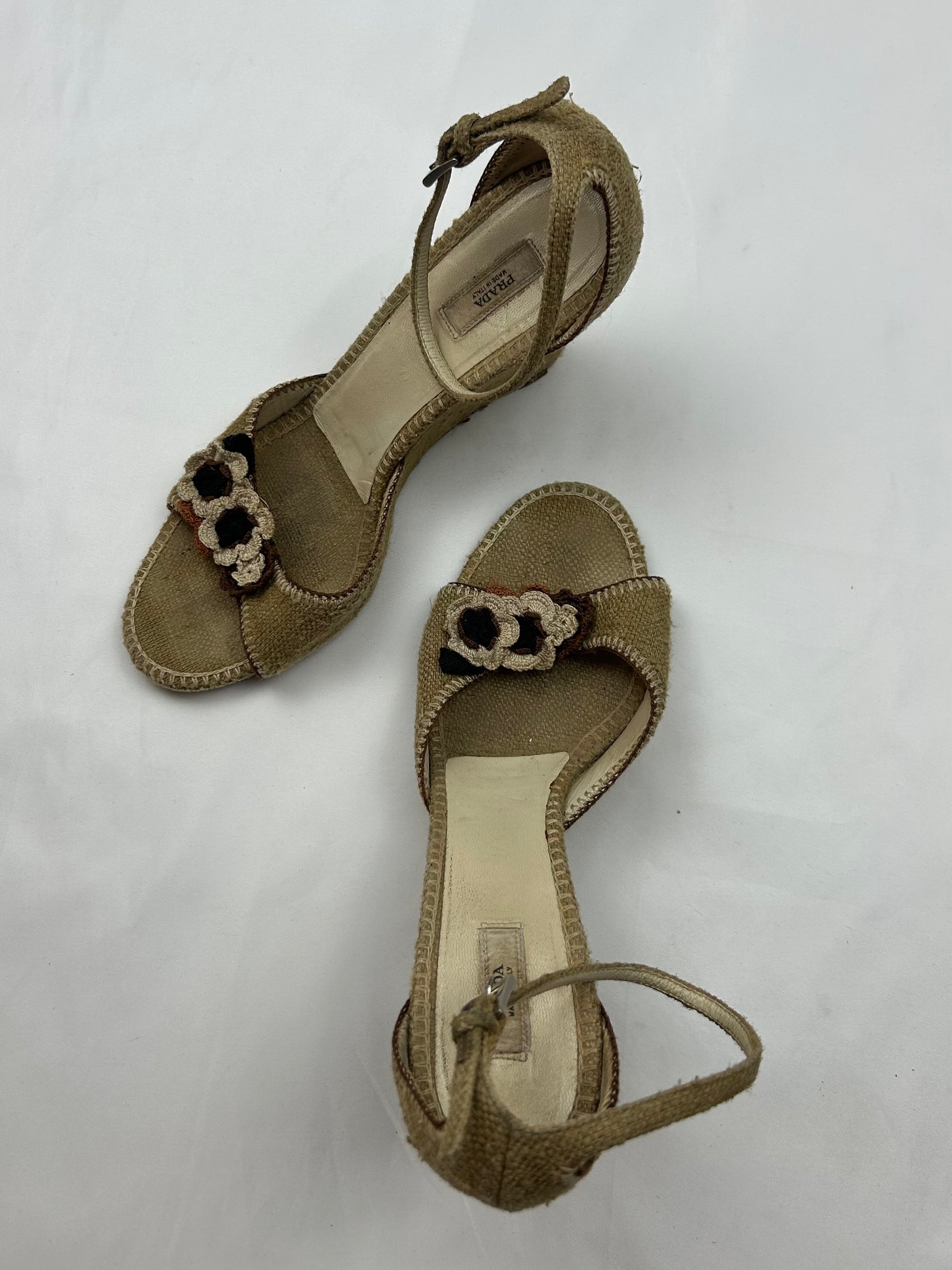 Beige embroidered floral wedge heels (36)