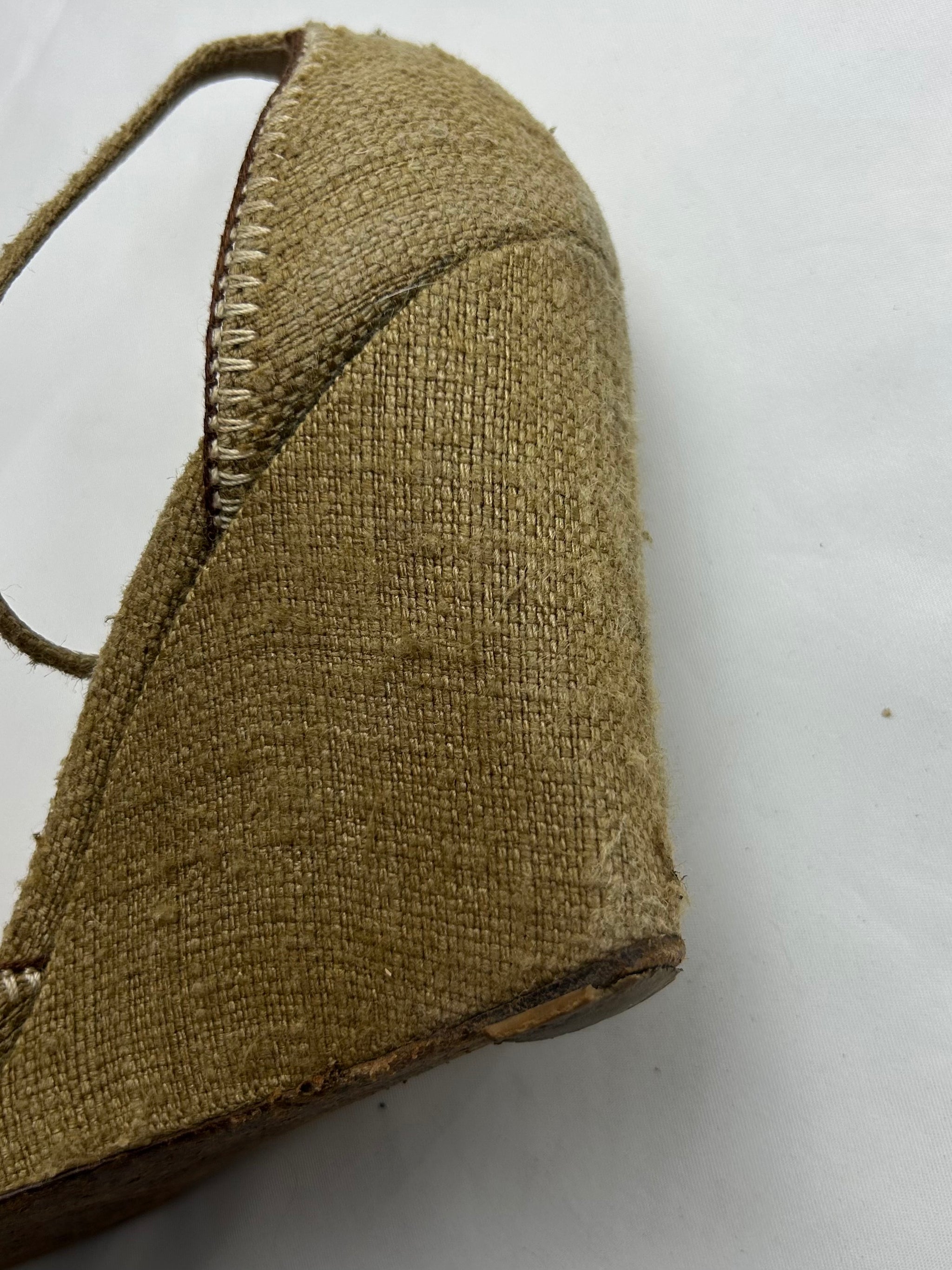 Beige embroidered floral wedge heels (36)