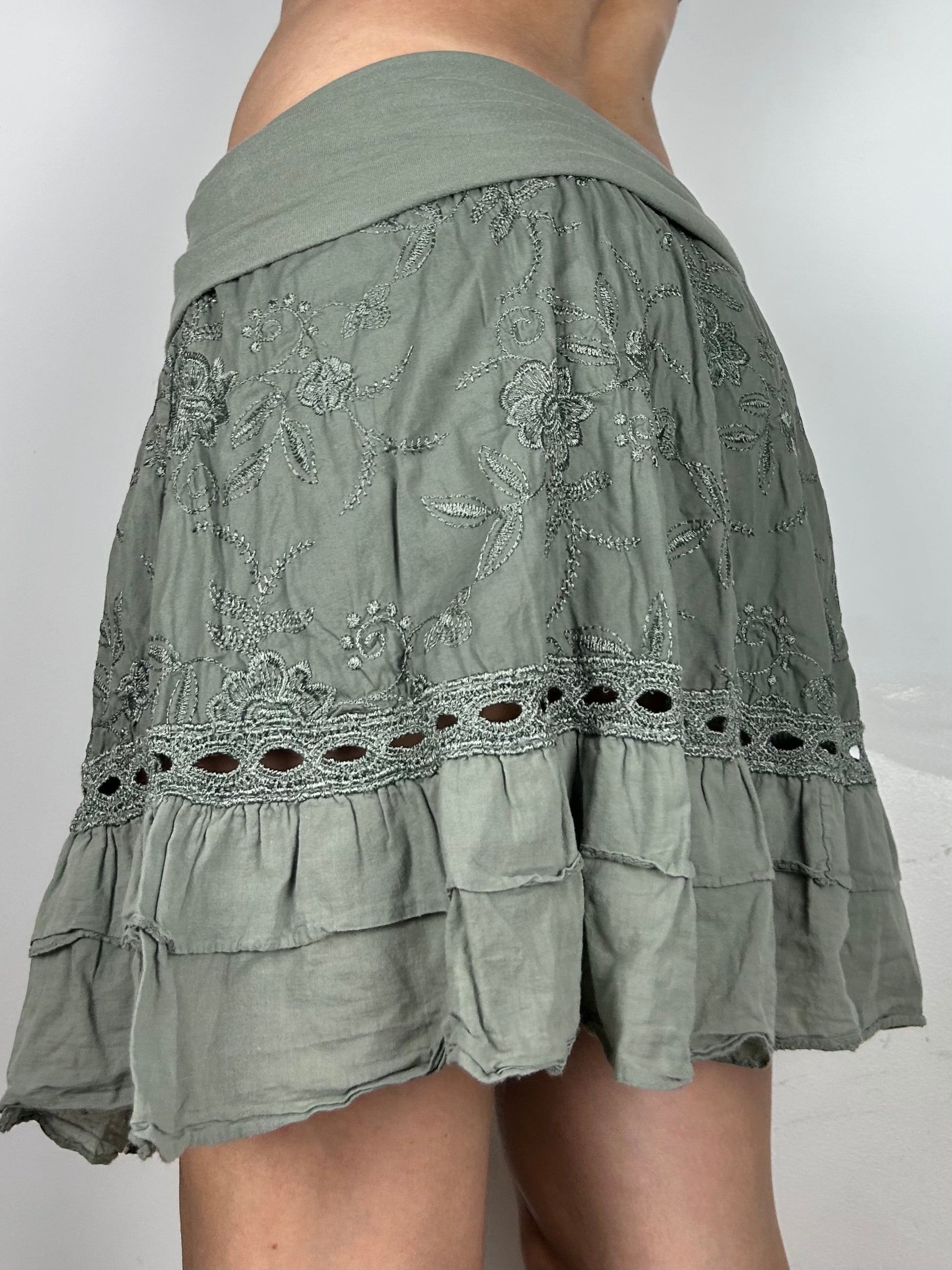 Khaki embroidered cotton low rise midi skirt (S/M)
