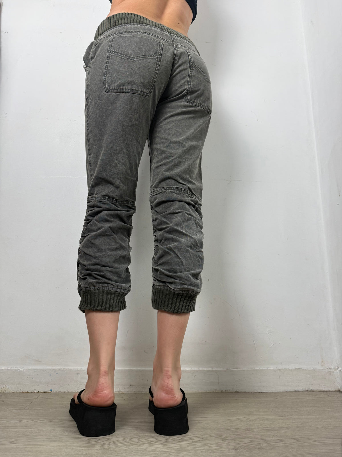 Khaki denim low rise capri pants (M)