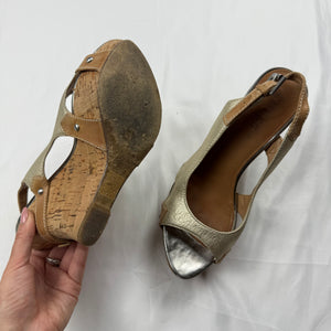 Gold buckle belt wedge heels (37)