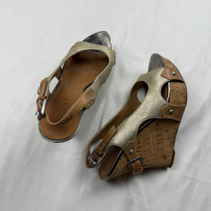 Gold buckle belt wedge heels (37)