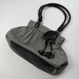 Grey flower appliquée medium shoulder bag (27x24cm)