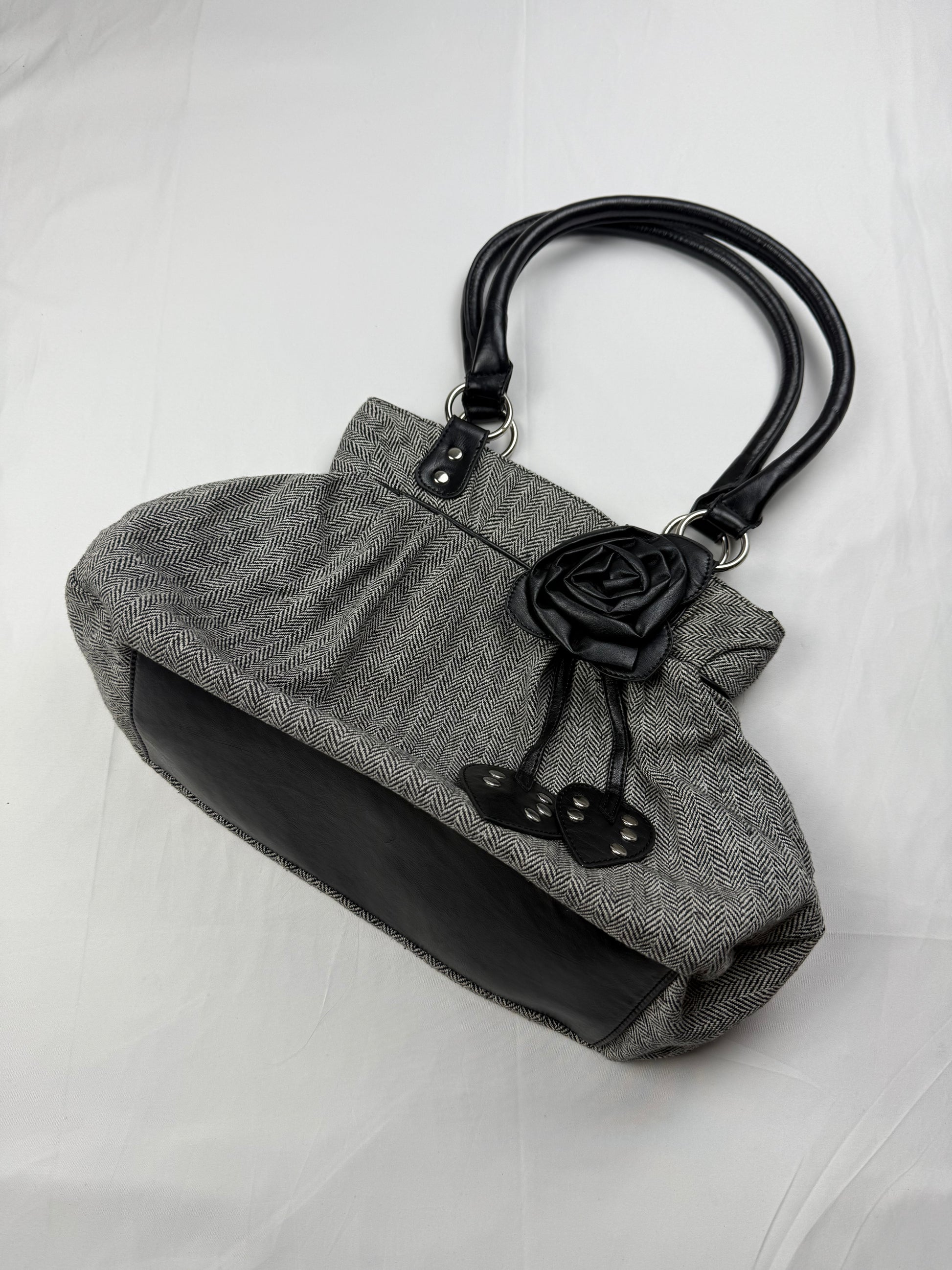 Grey flower appliquée medium shoulder bag (27x24cm)