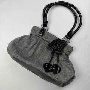 Grey flower appliquée medium shoulder bag (27x24cm)