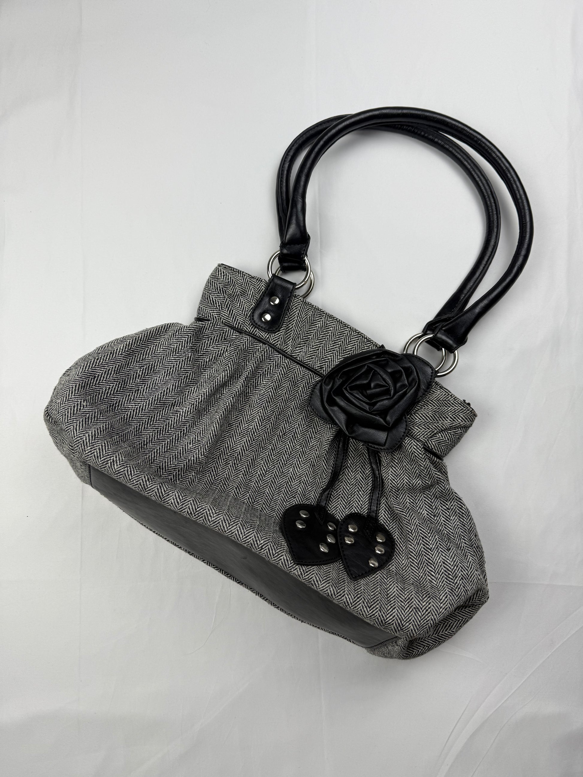 Grey flower appliquée medium shoulder bag (27x24cm)