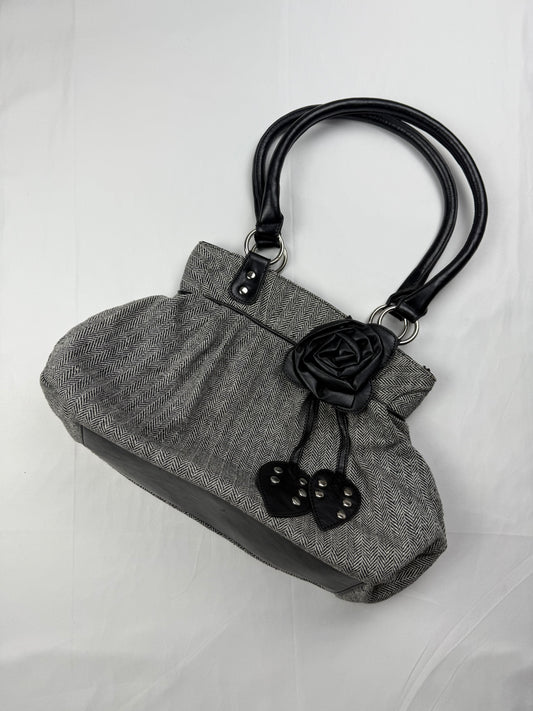 Grey flower appliquée medium shoulder bag (27x24cm)