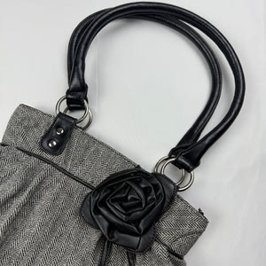 Grey flower appliquée medium shoulder bag (27x24cm)