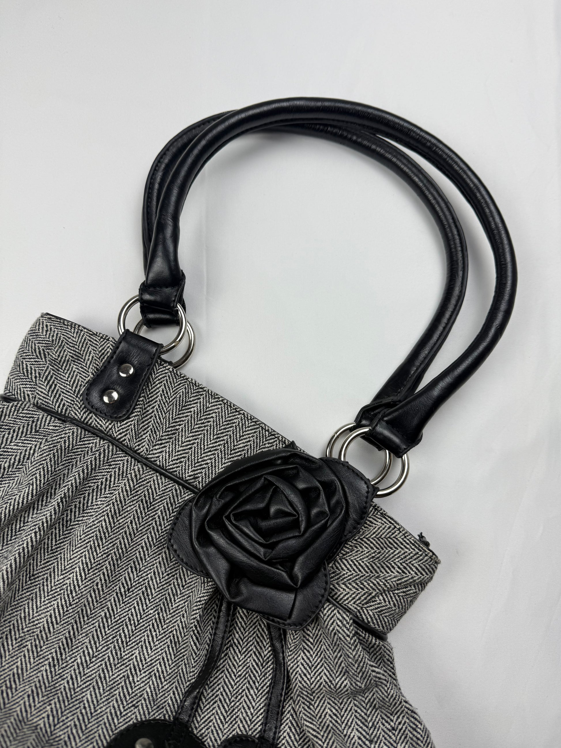Grey flower appliquée medium shoulder bag (27x24cm)