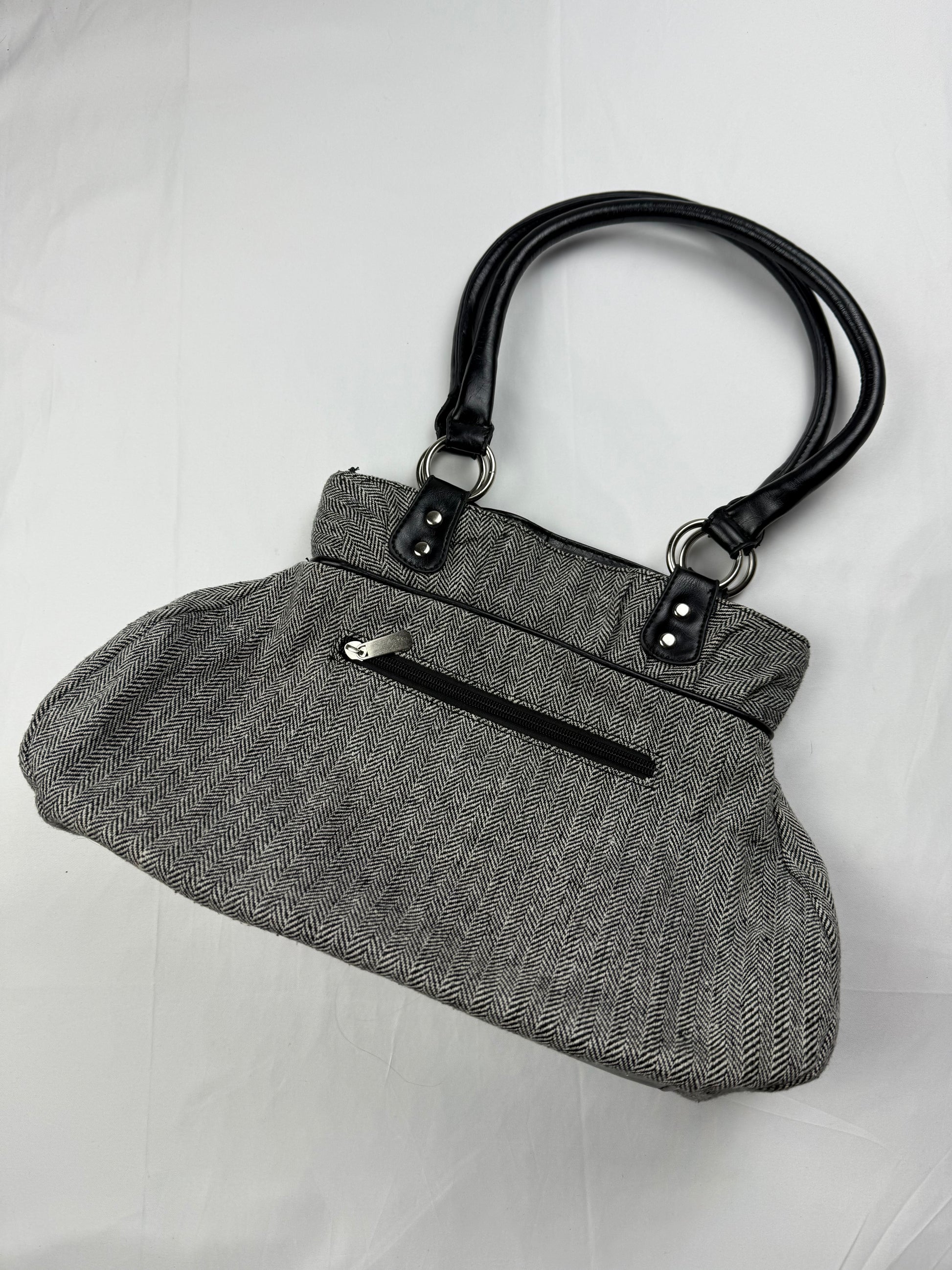 Grey flower appliquée medium shoulder bag (27x24cm)