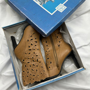 Pointed toes beige heels boots (37)