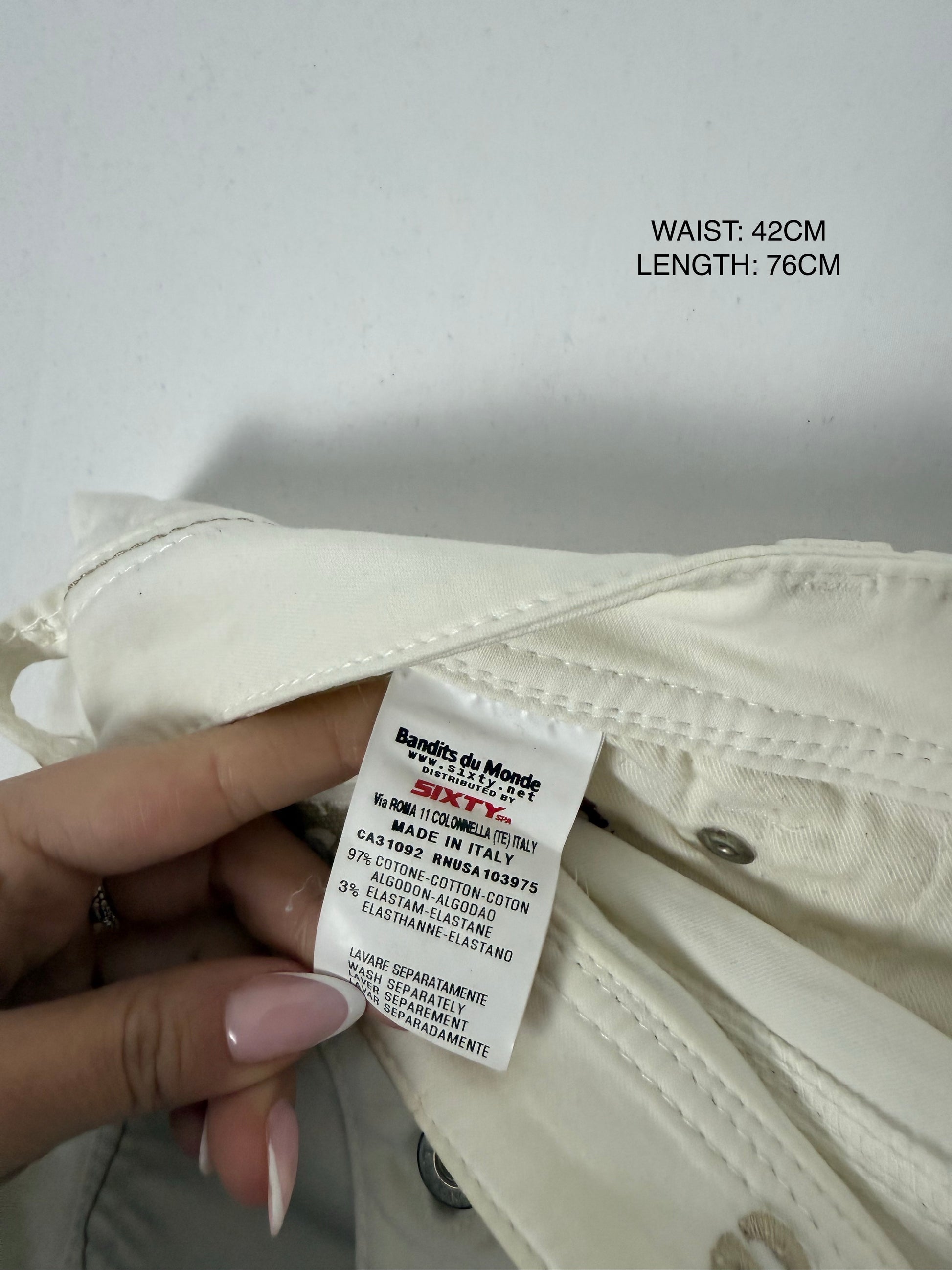 White low rise embroidered denim capri pants (M/L)