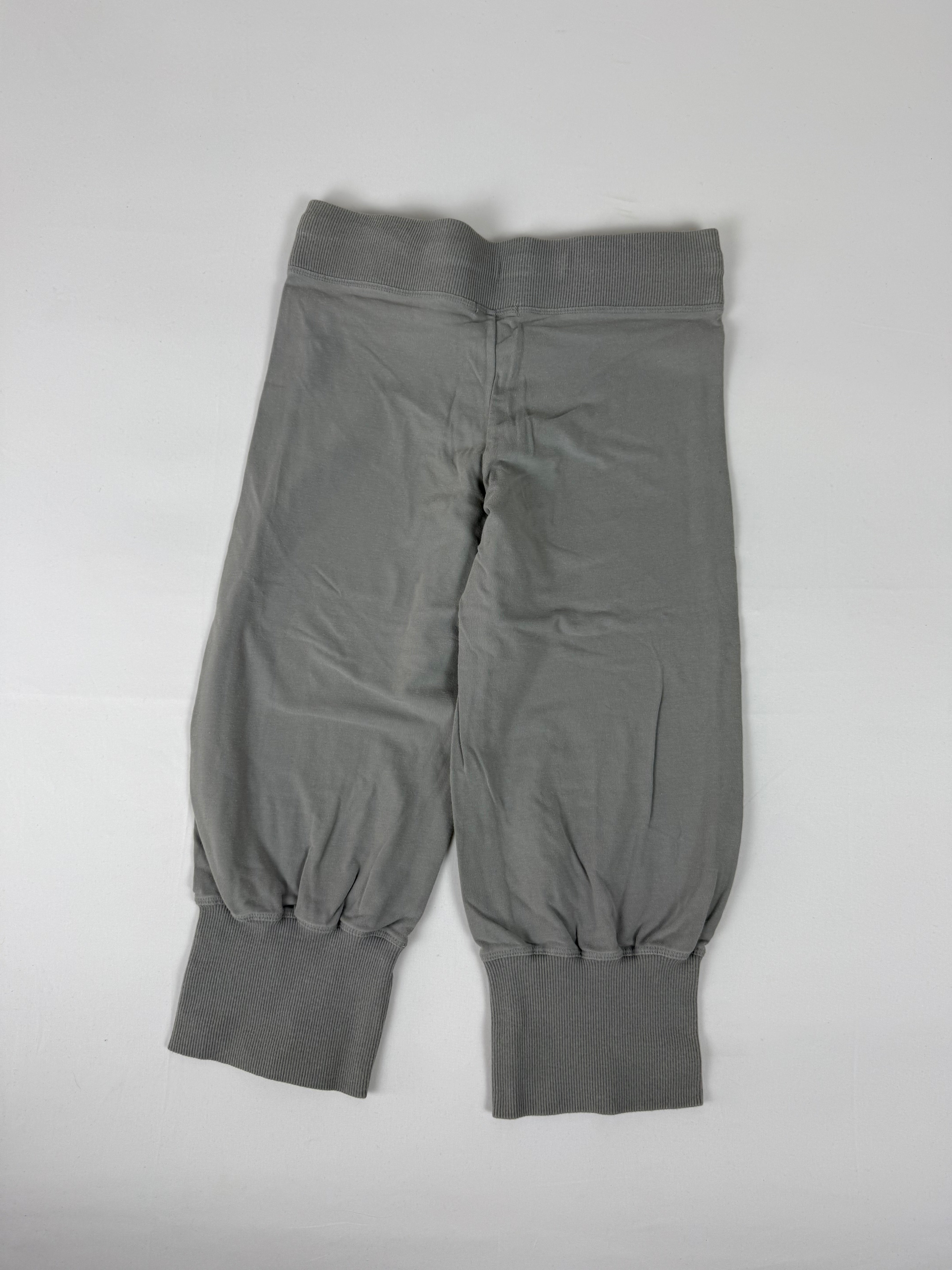 Grey activewear low rise capri pants (S)