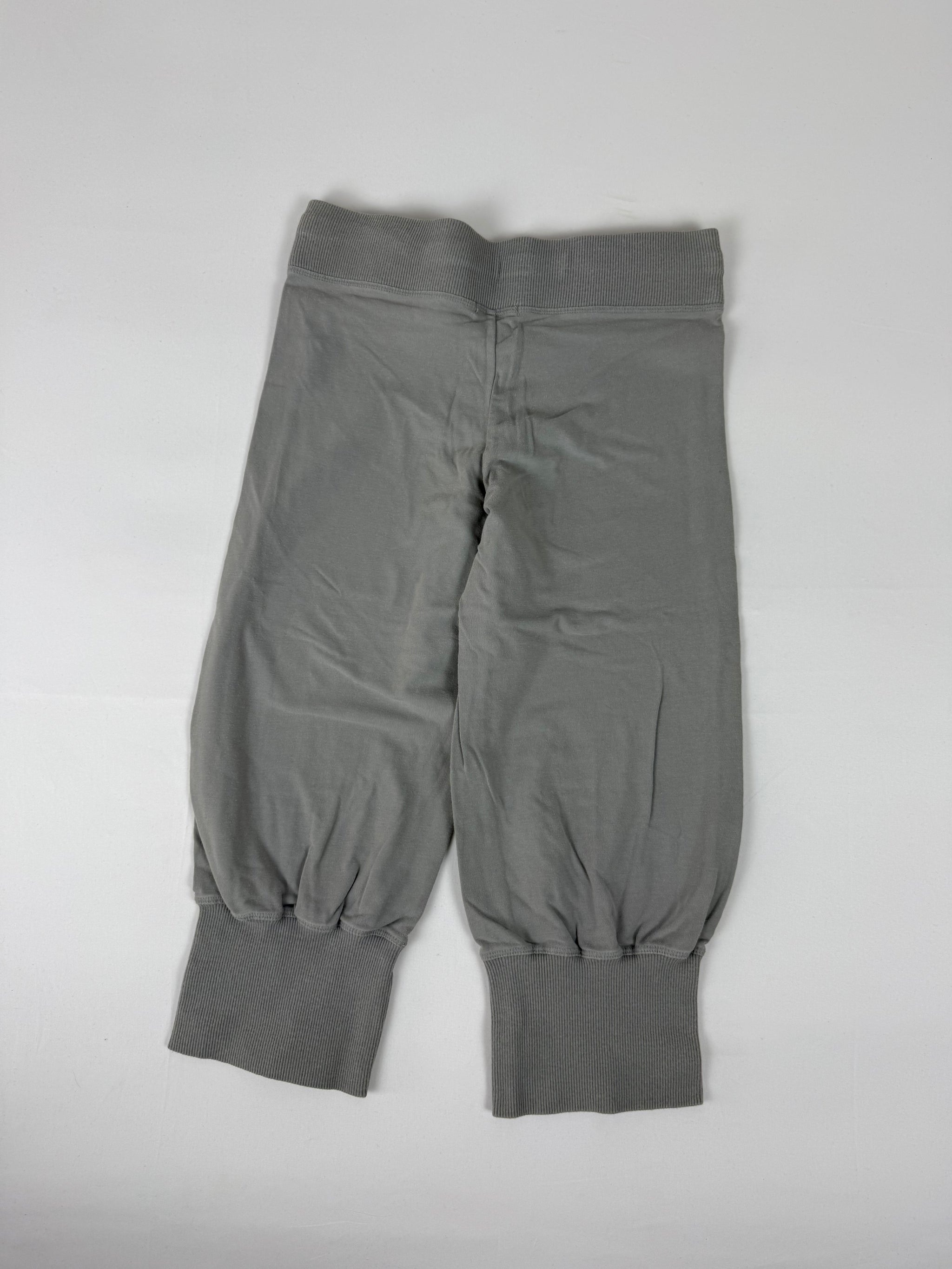 Grey activewear low rise capri pants (S)