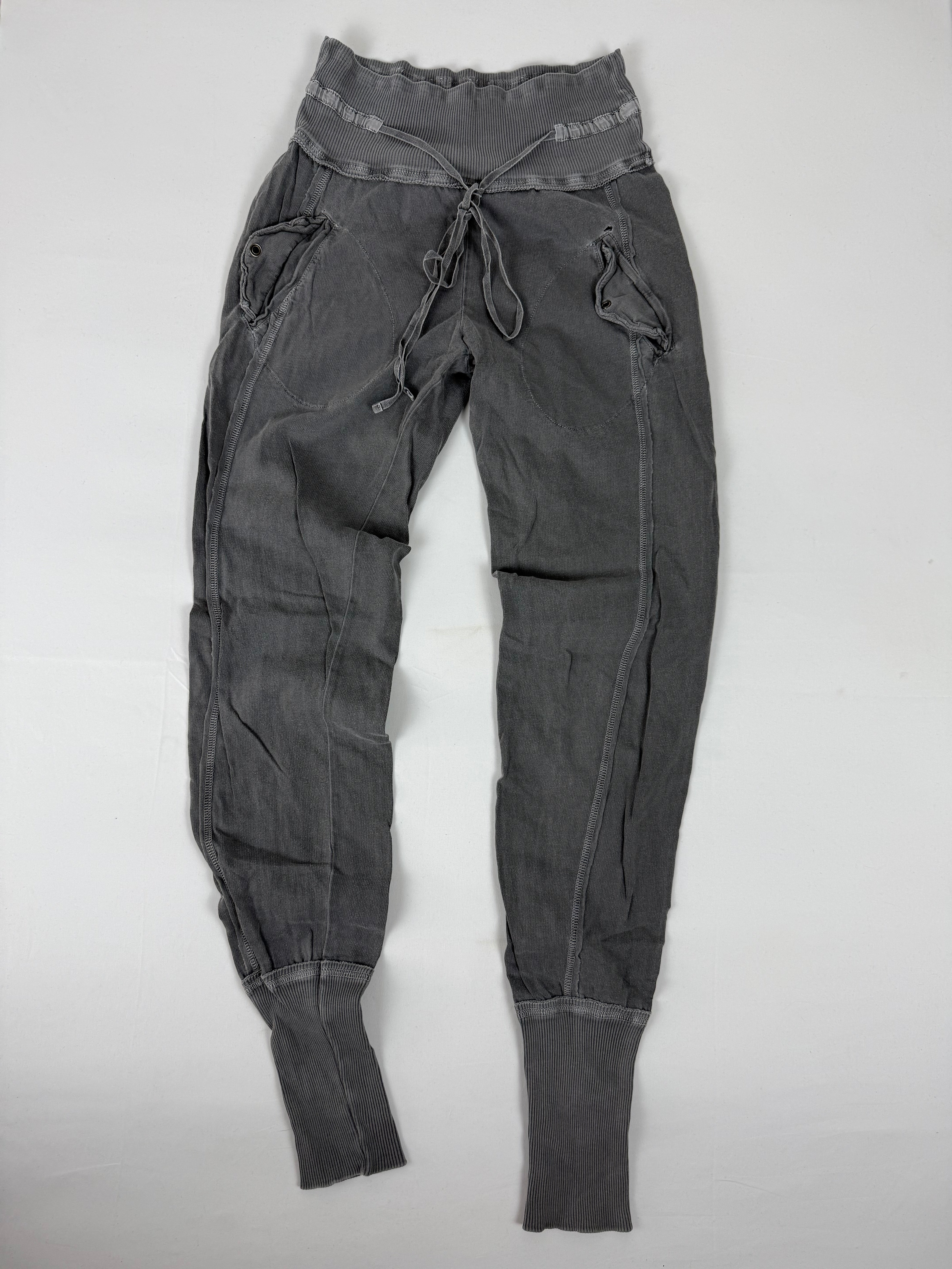 Grey activewear low rise capri pants (XS)