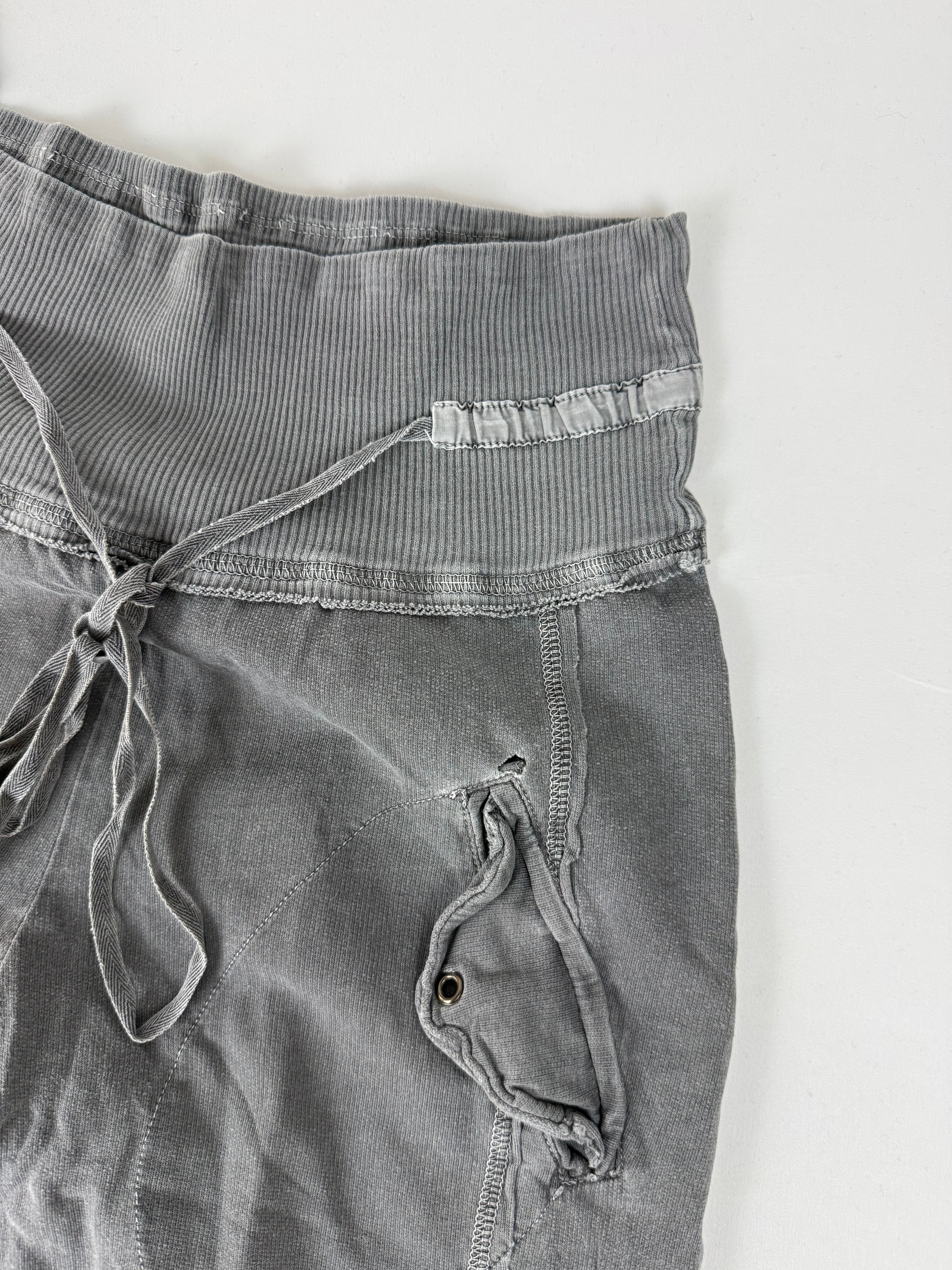 Grey activewear low rise capri pants (XS)