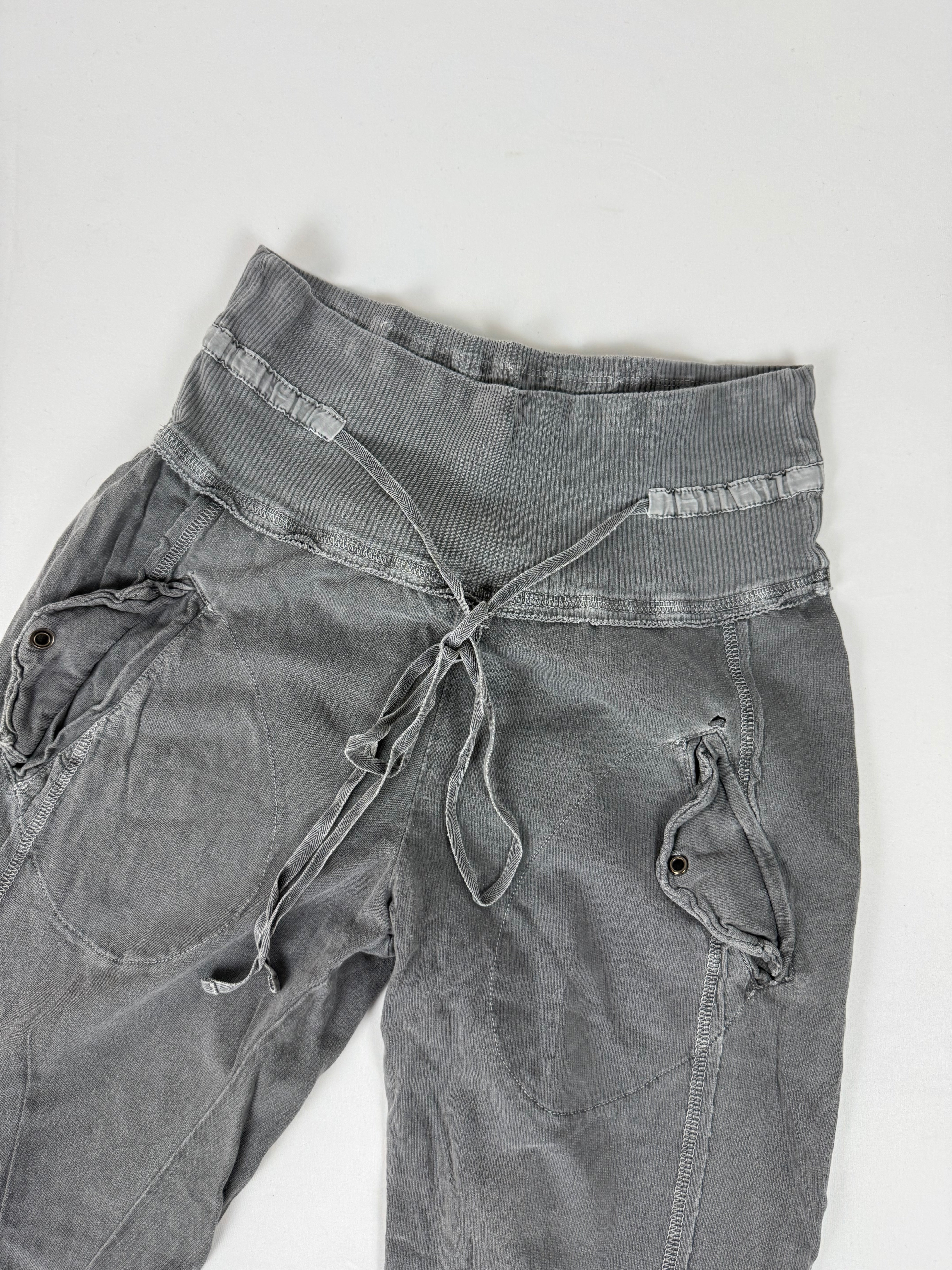 Grey activewear low rise capri pants (XS)