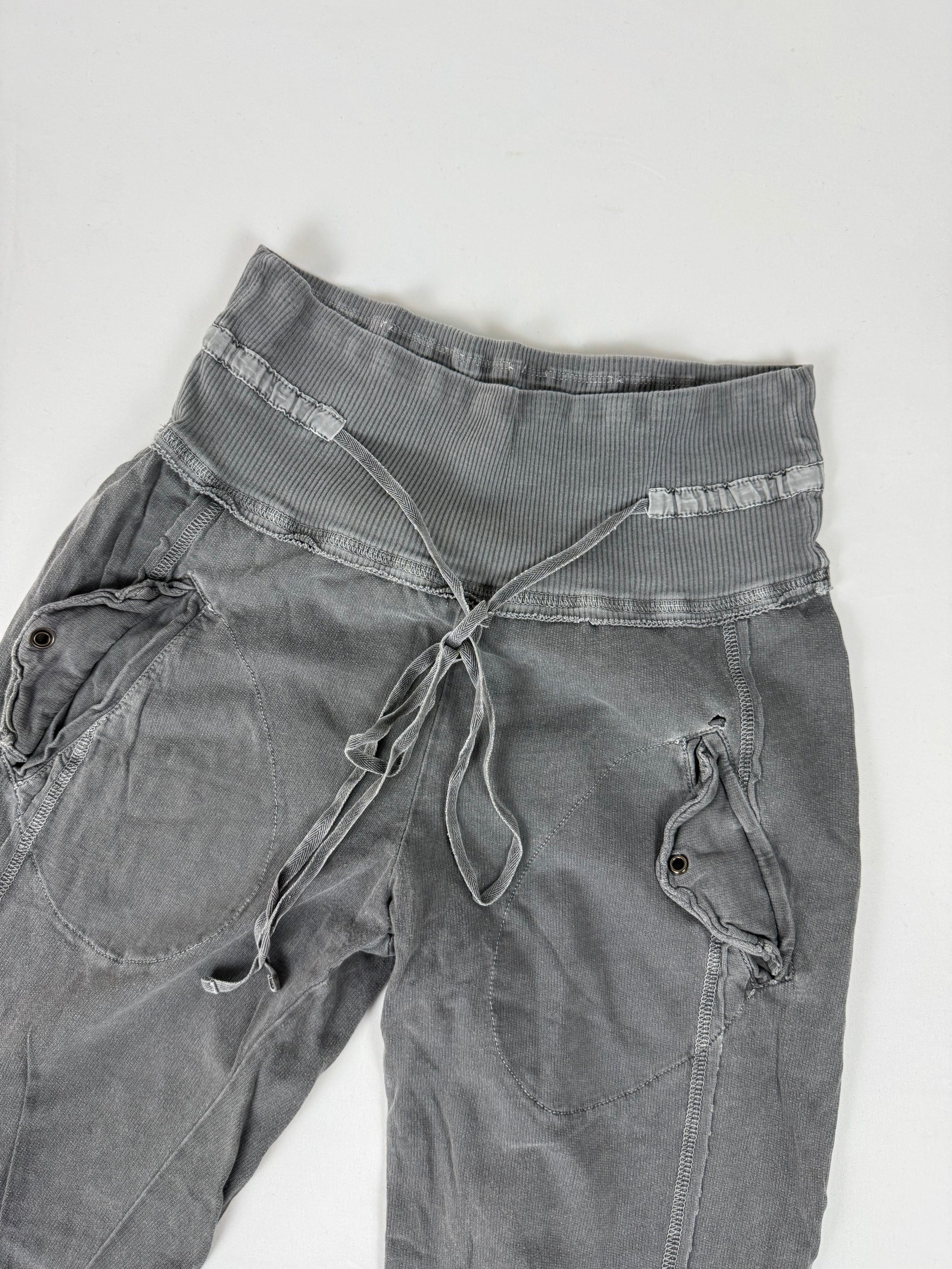 Grey activewear low rise capri pants (XS)
