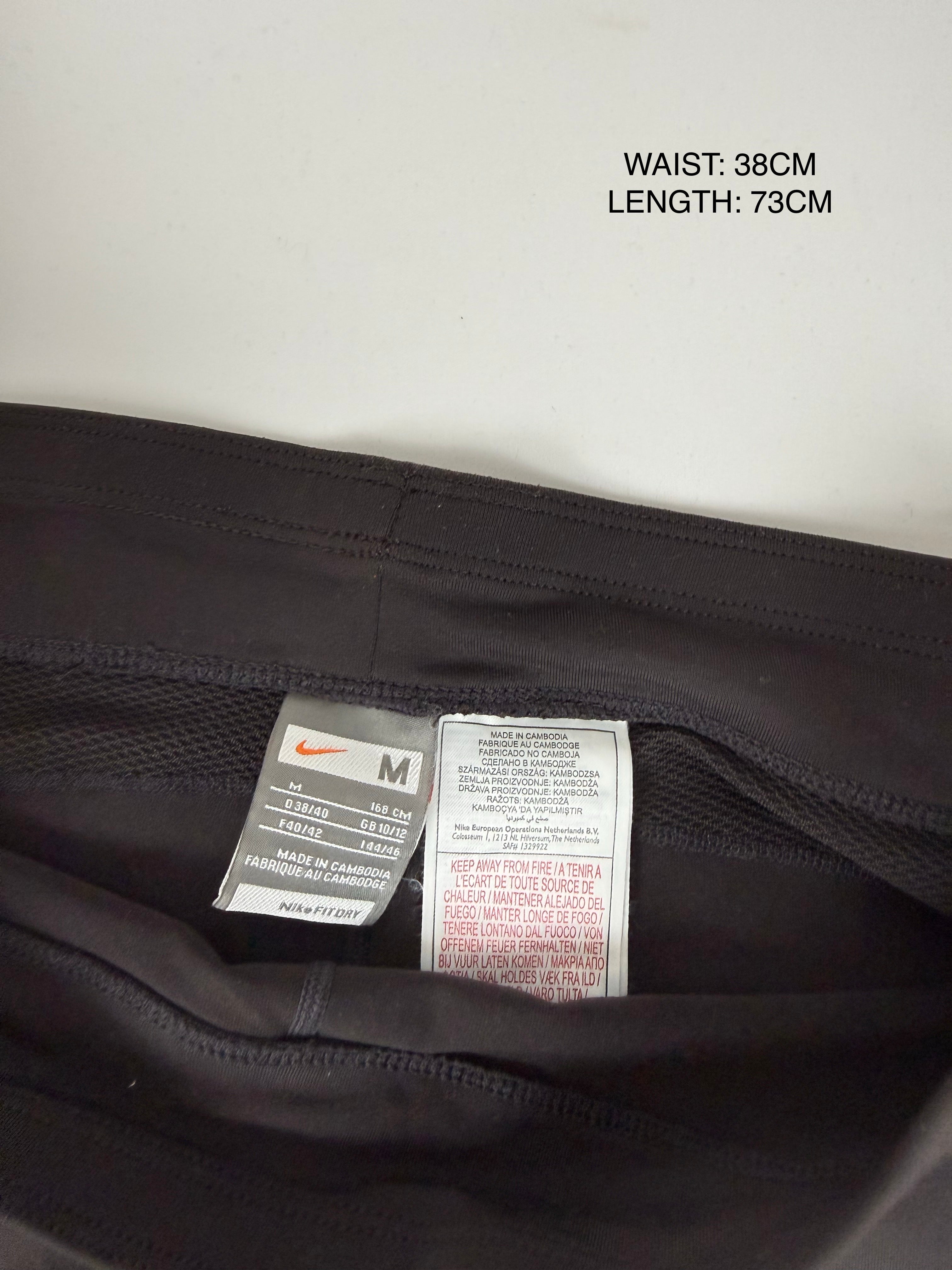 Black stretchy activewear capri pants (M)