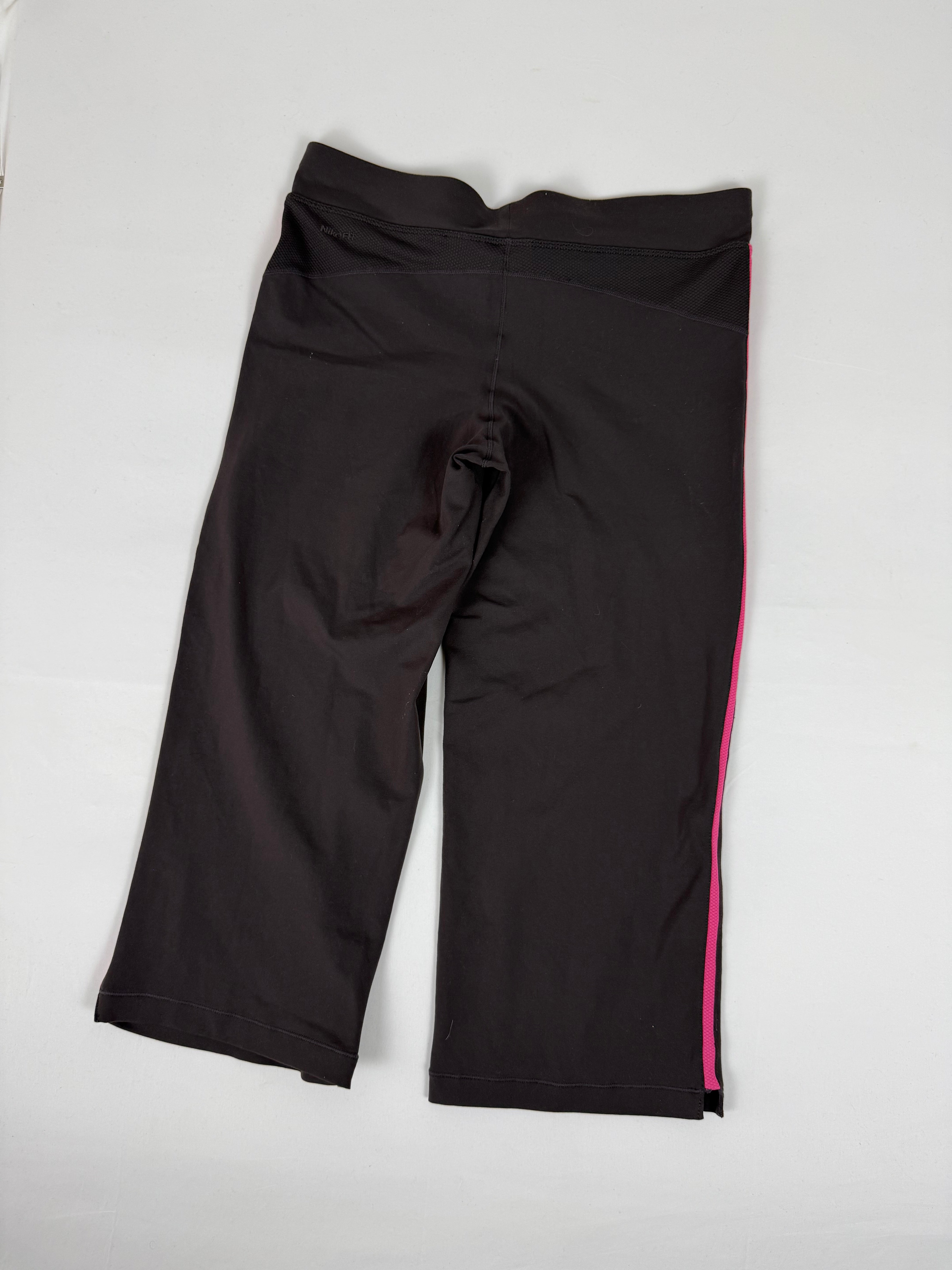 Black stretchy activewear capri pants (M)