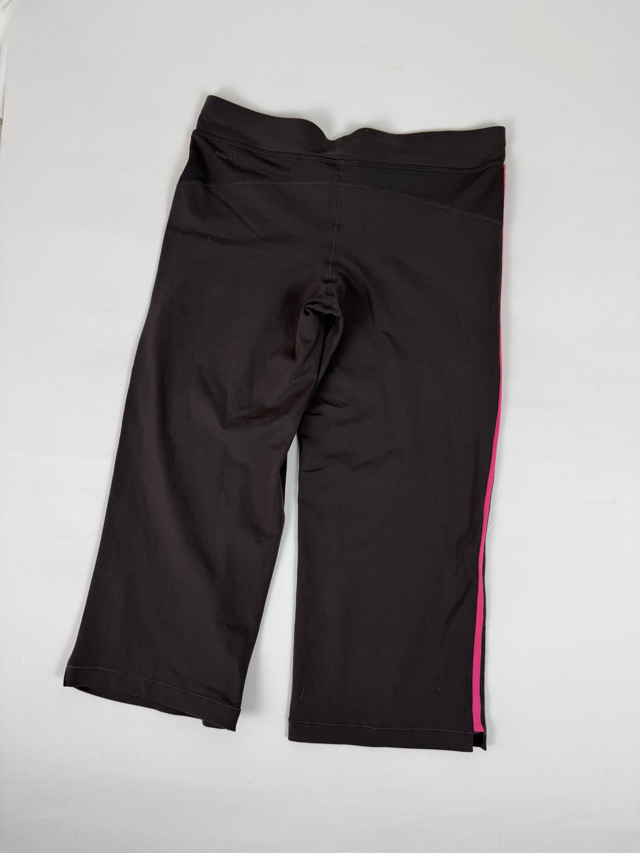 Black stretchy activewear capri pants (M)