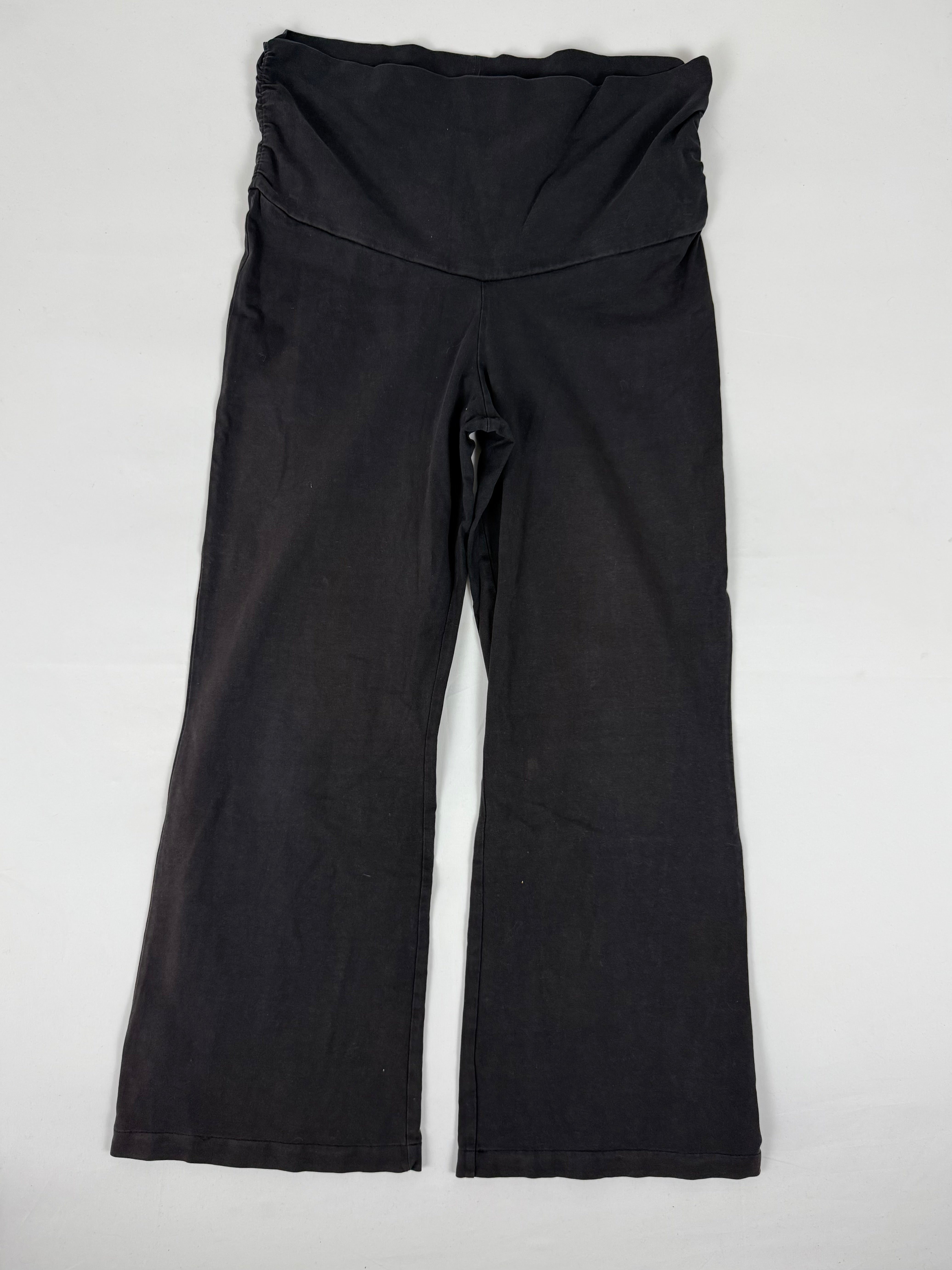Black activewear low rise capri pants (M)
