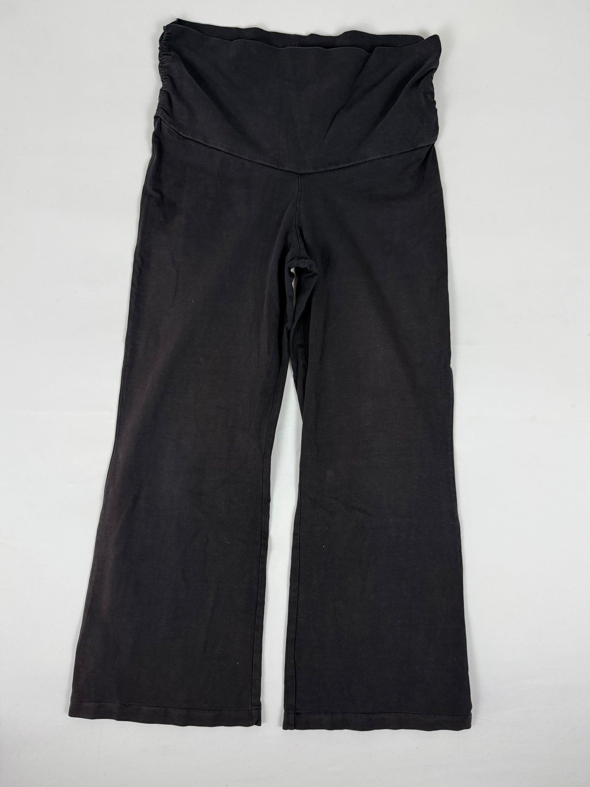 Black activewear low rise capri pants (M)