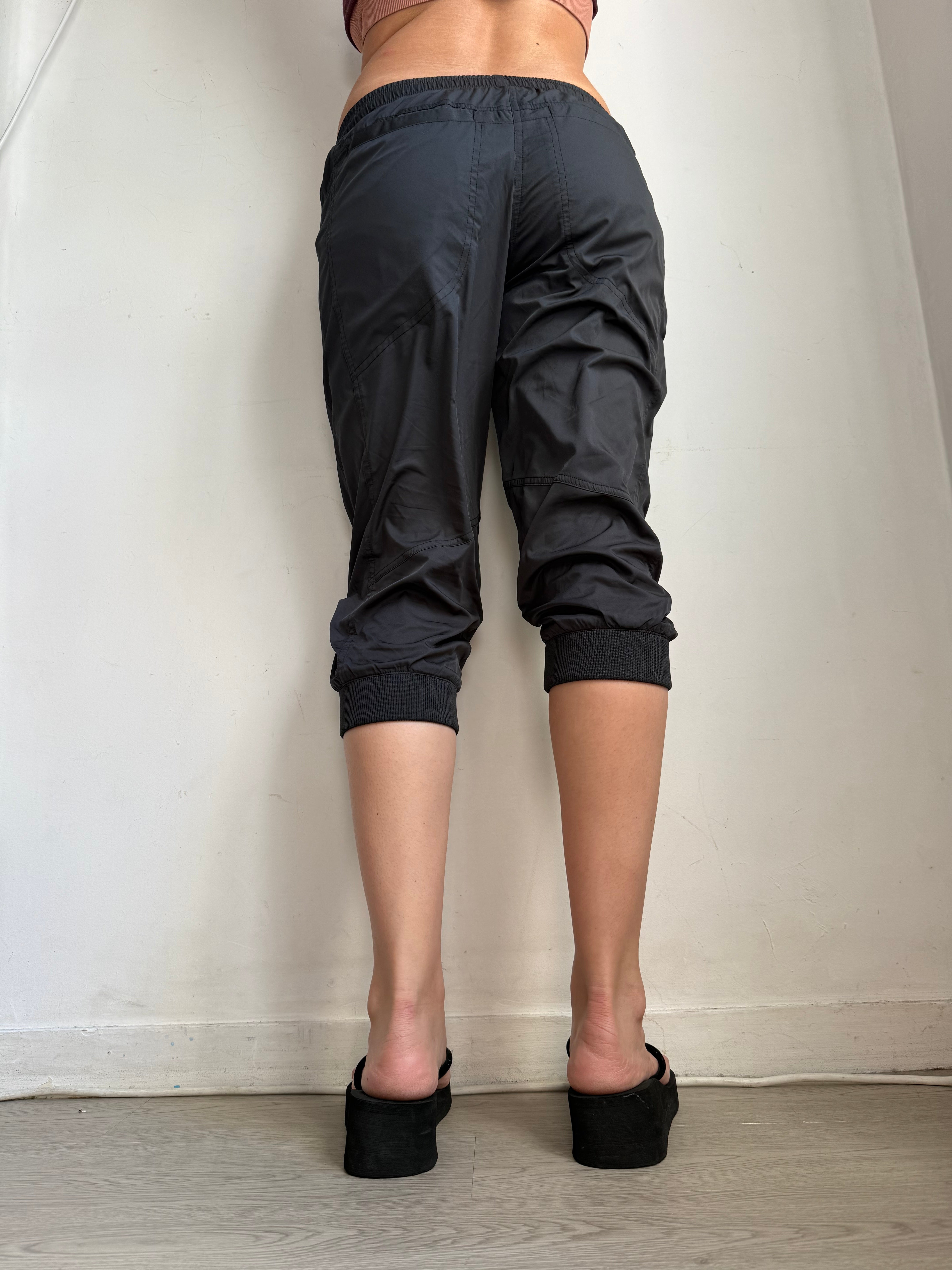 Black activewear low rise capri pants (M)
