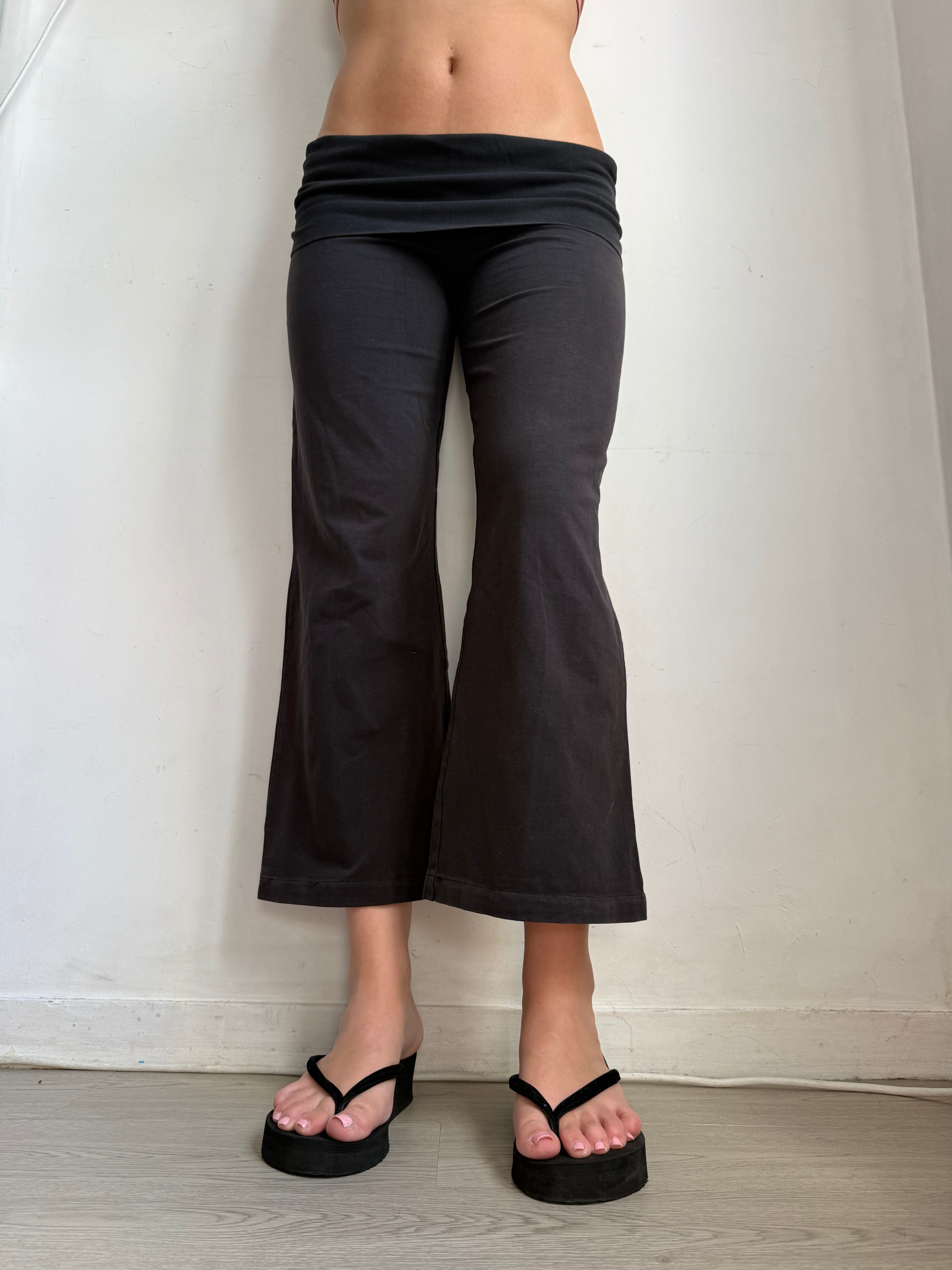 Black activewear low rise capri pants (M)