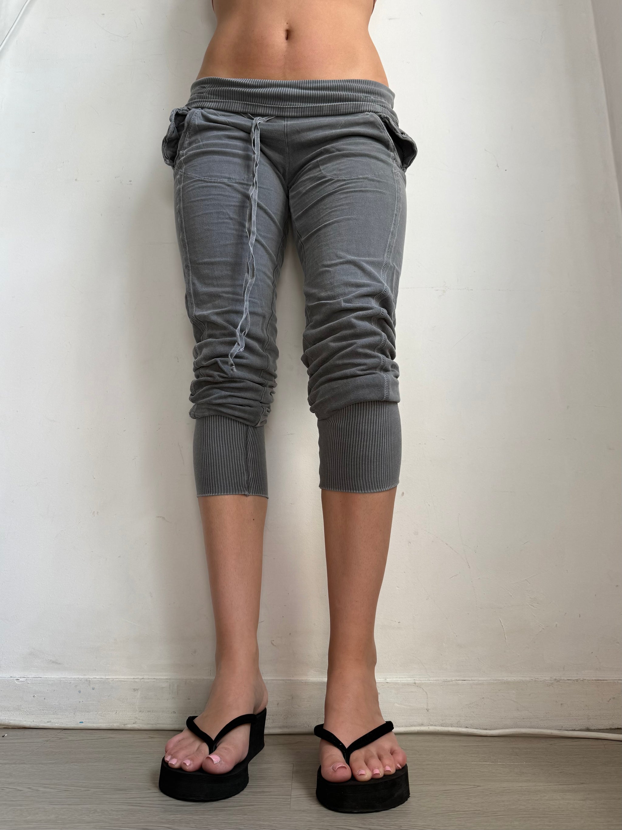 Grey activewear low rise capri pants (XS)