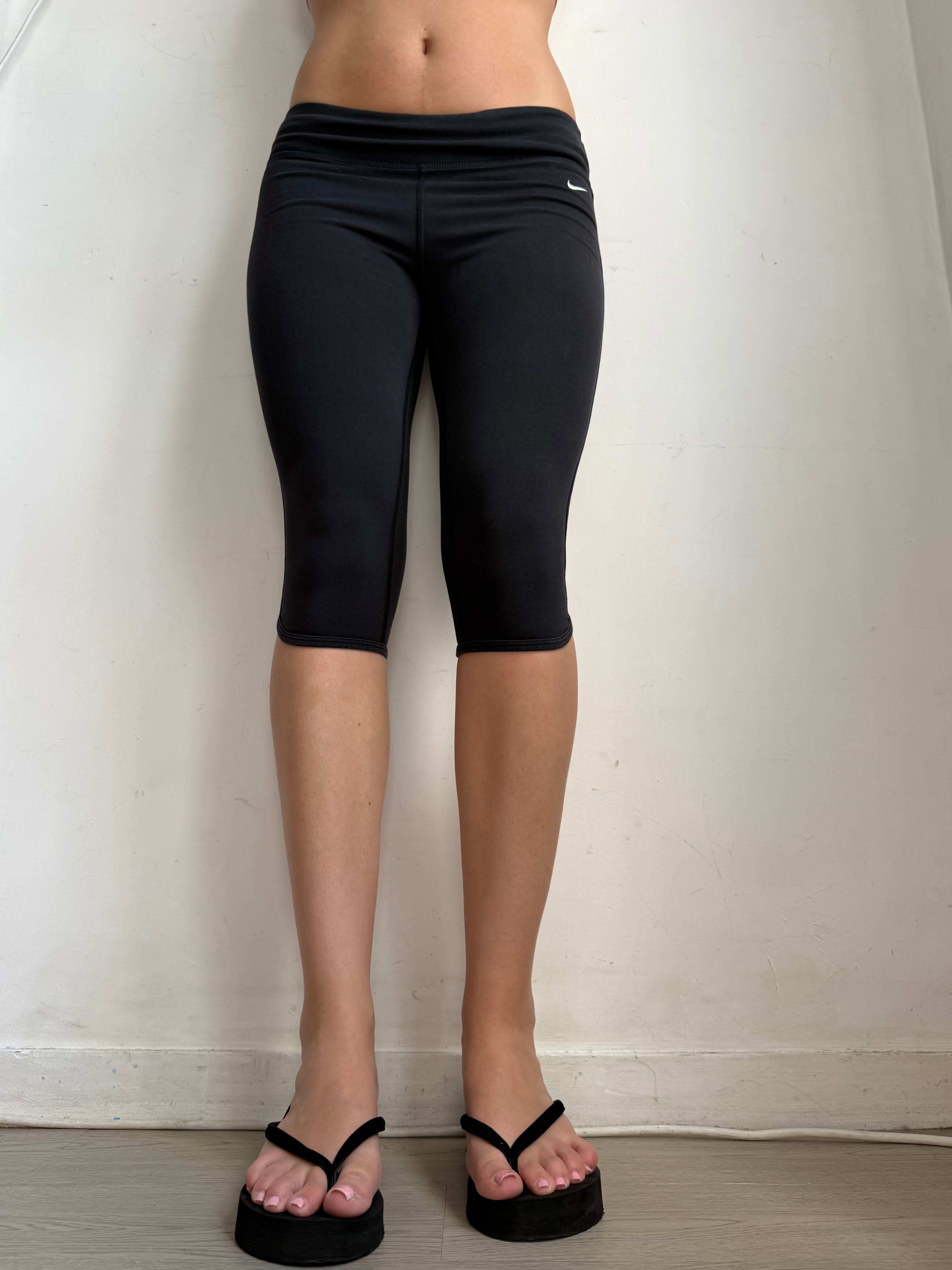 Black activewear low rise capri pants (S)