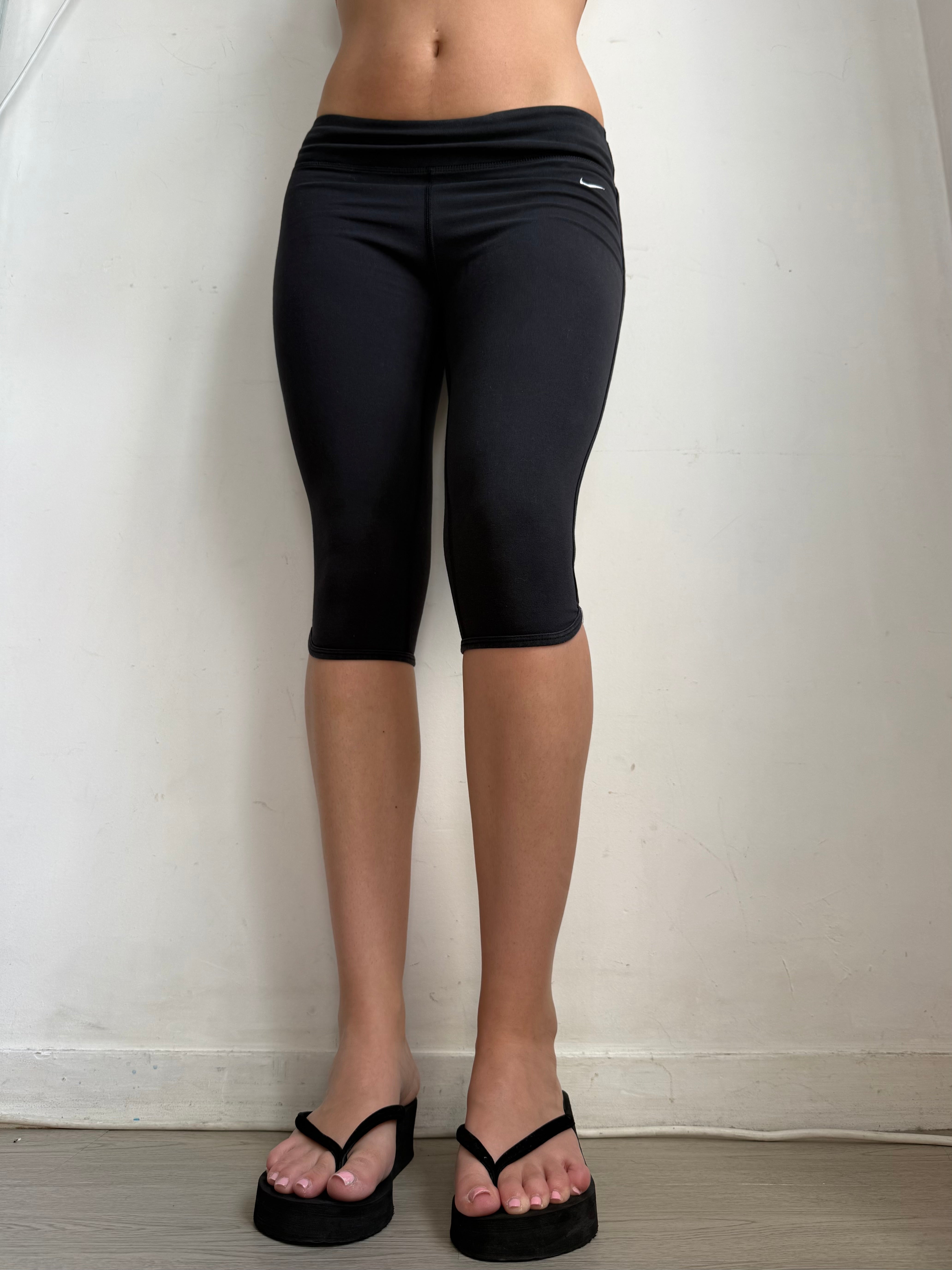 Black activewear low rise capri pants (S)
