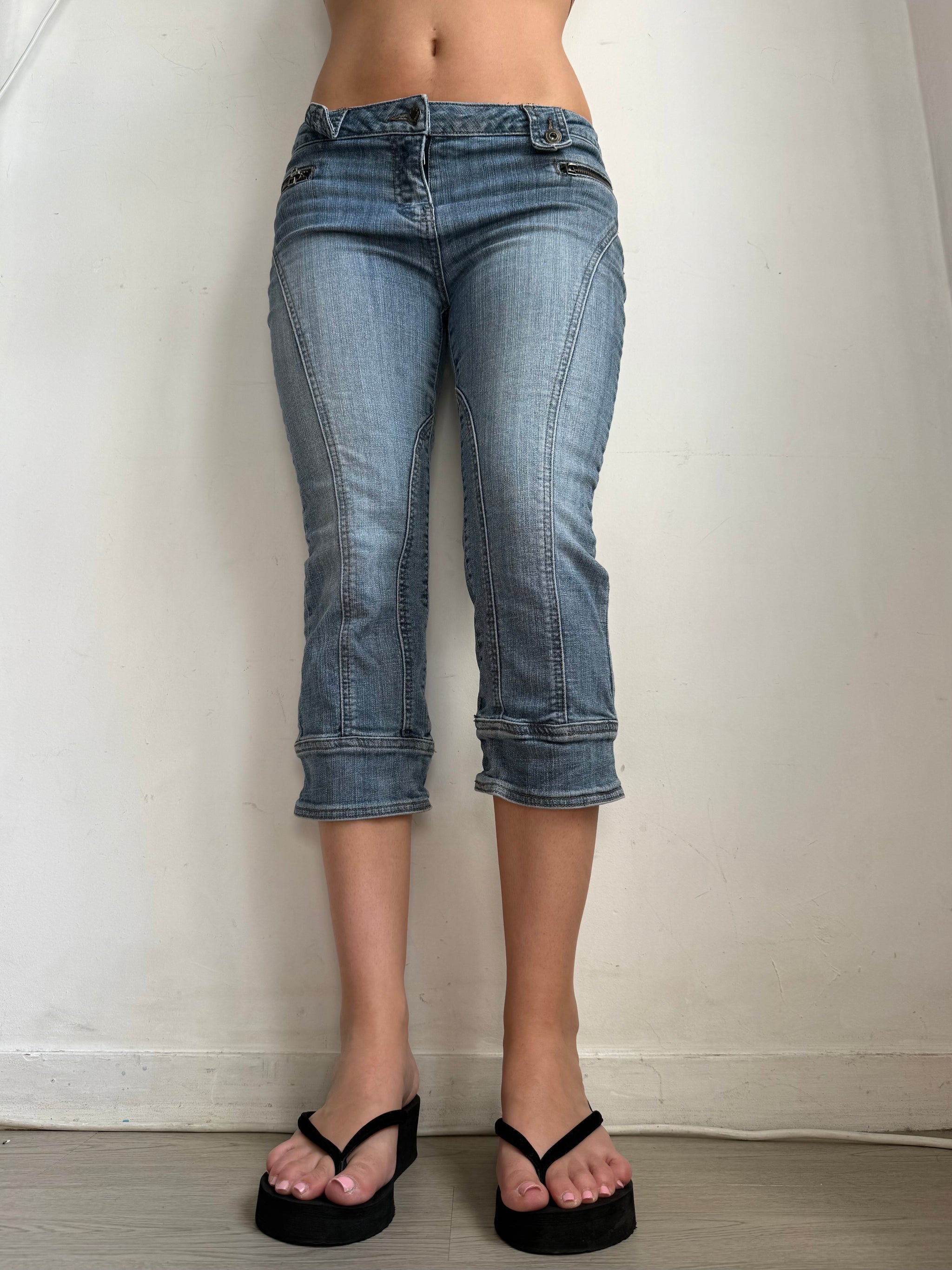 Blue denim low rise capri pants (M)