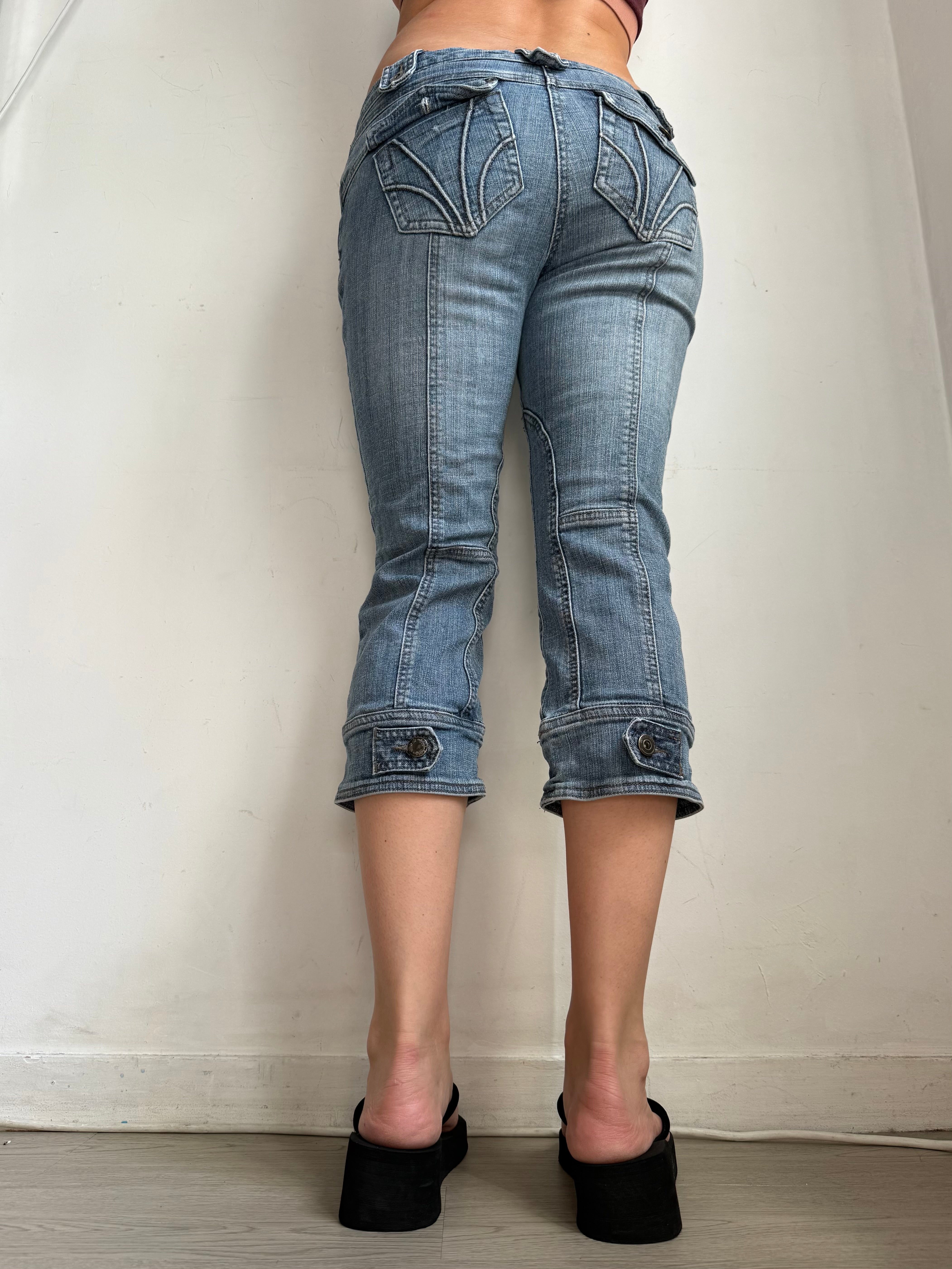 Blue denim low rise capri pants (M)