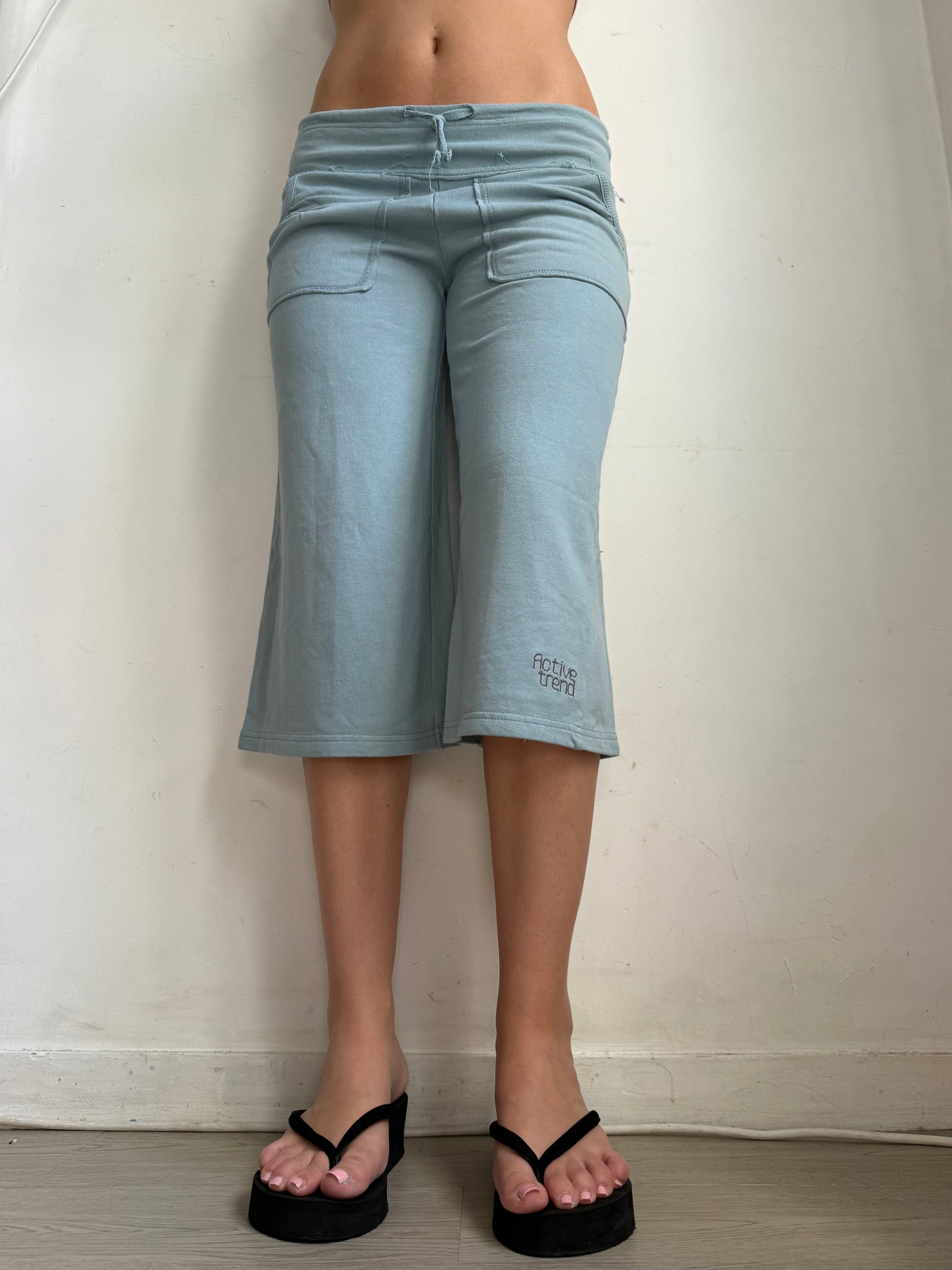 Blue activewear low rise capri pants (S)