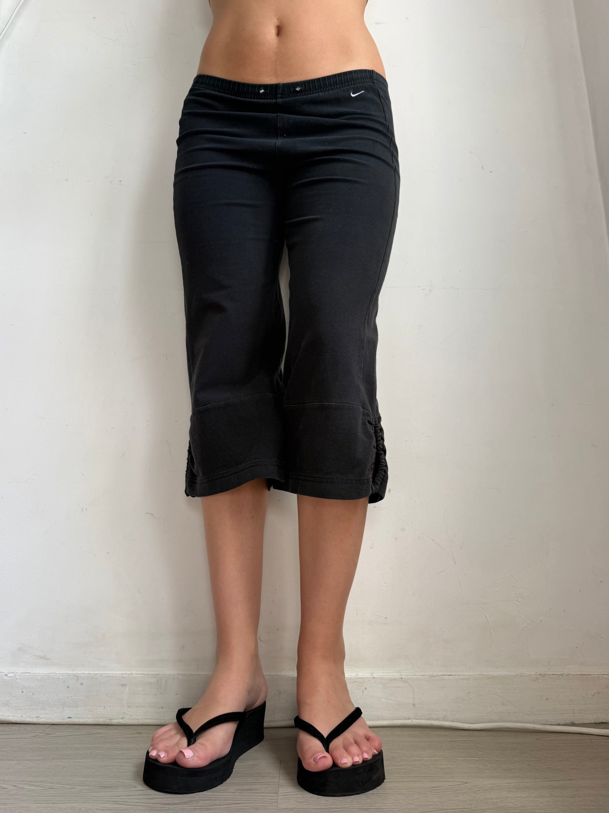 Black low rise capri activewear pants (S/M)