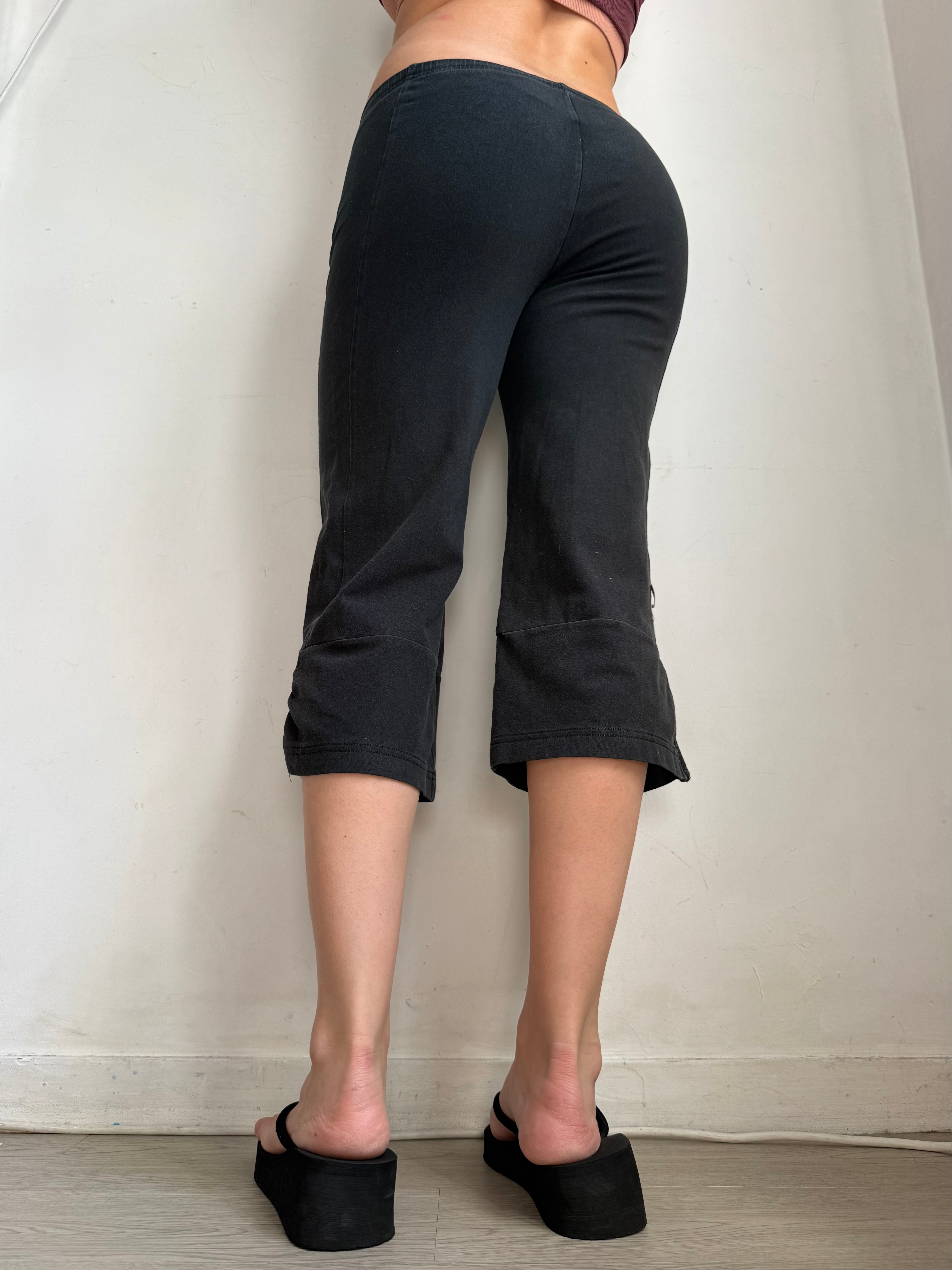 Black low rise capri activewear pants (S/M)