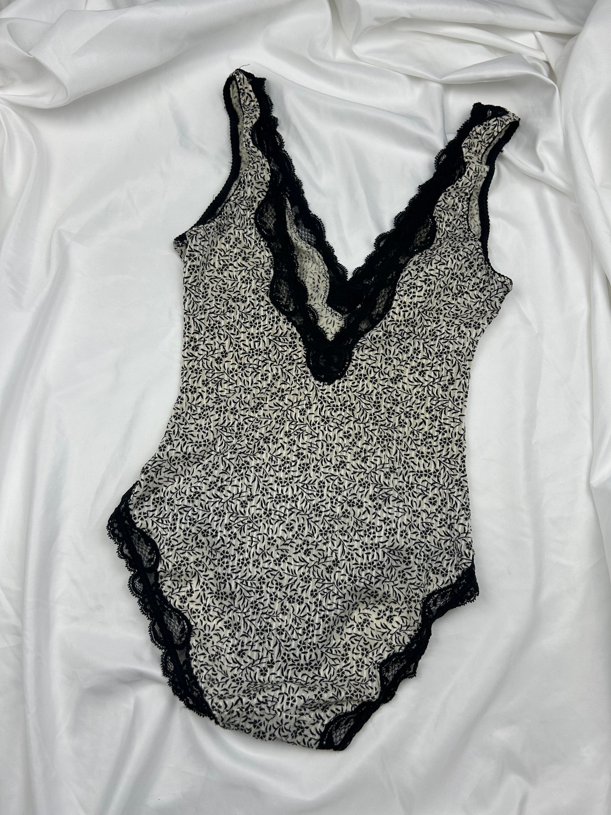 Beige lace detail body top (S)