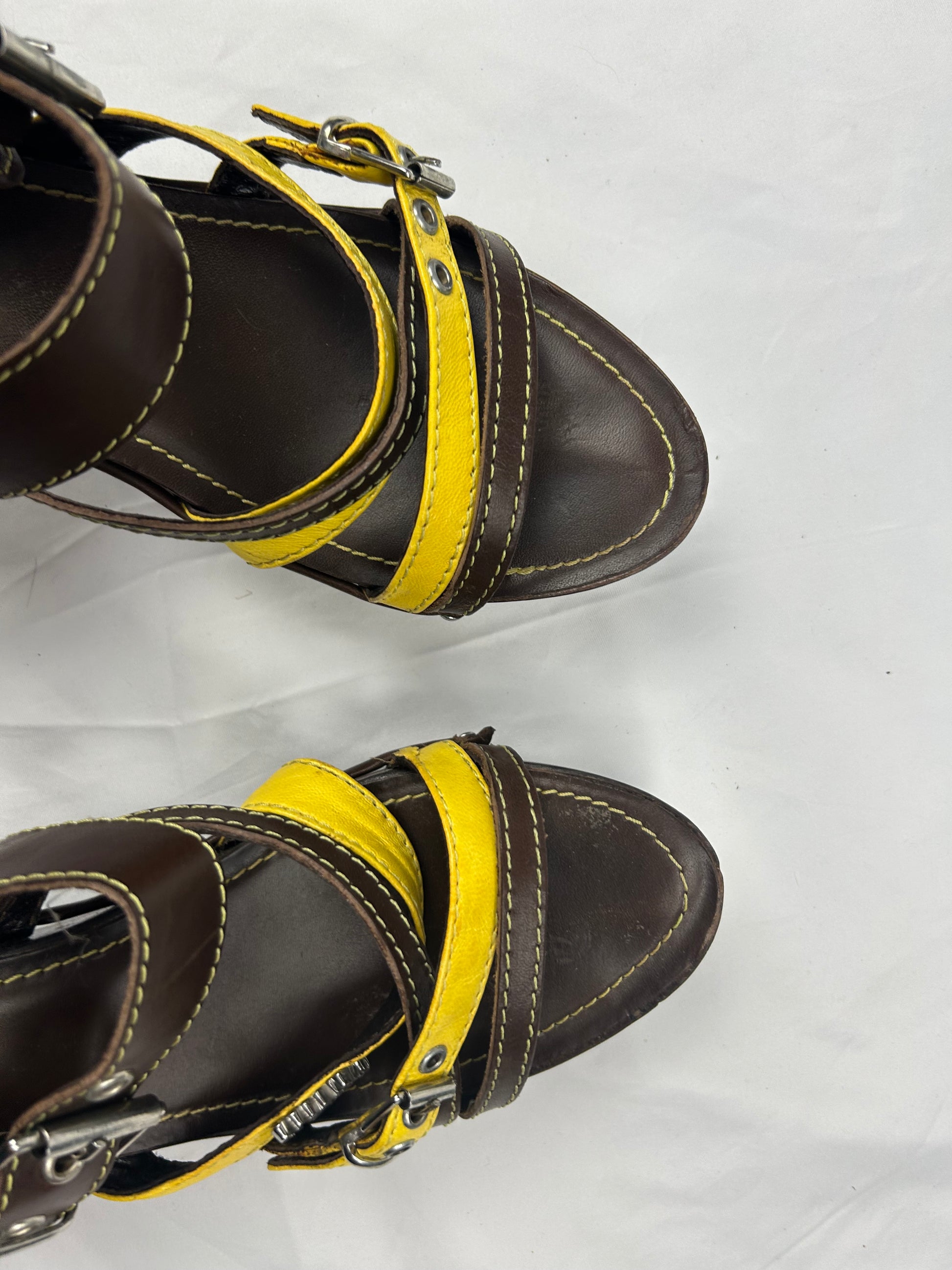 Yellow wood clogs heels (41)