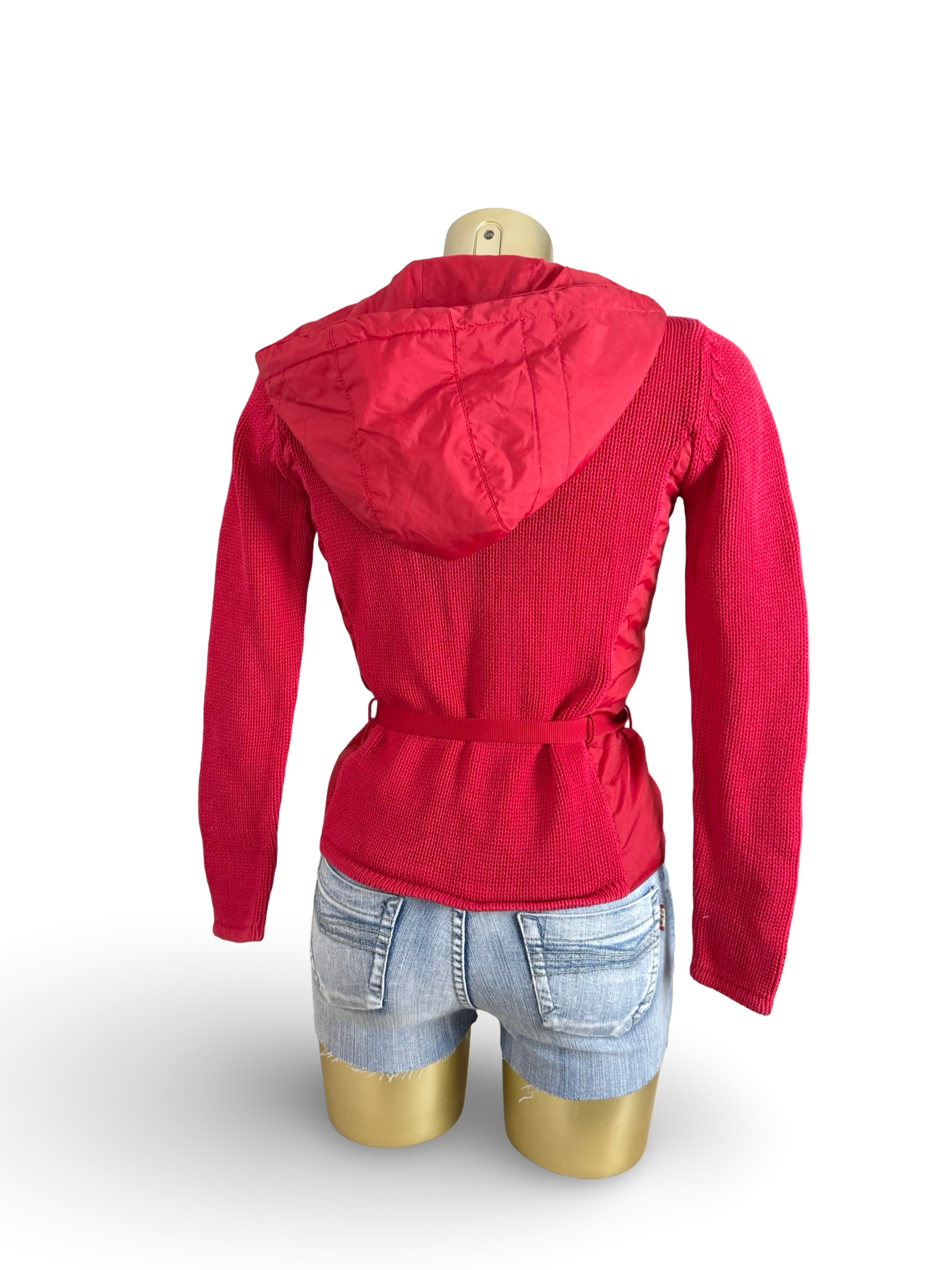Red knitted tight fit hooded jumper with belt (XS)