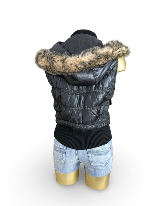 Black tight fit sleeveless puffer jacket (L)