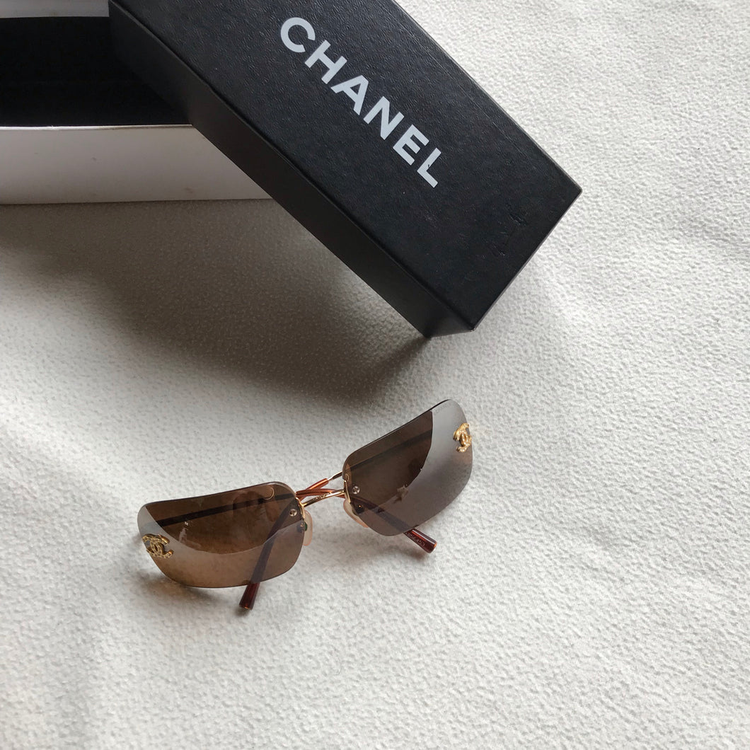 Chanelvintage ans 70  lunettes monture chanelcouleur marronmétal  couleur ortrès bon état comme neuf pour femme   accessoiresluntesluntesdesoleilcordons par ateliercn